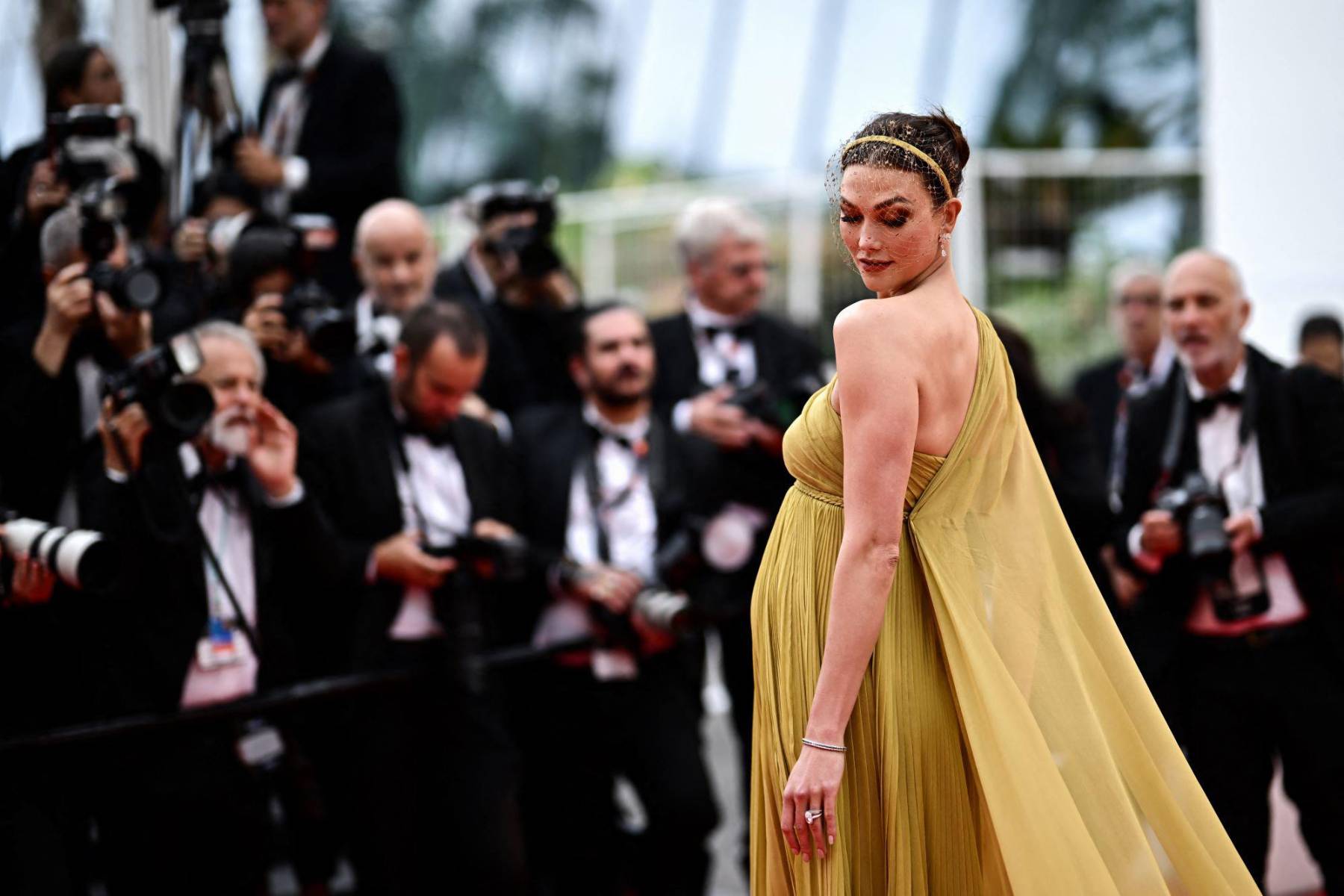 Karlie Kloss presume radiante su embarazo en Cannes