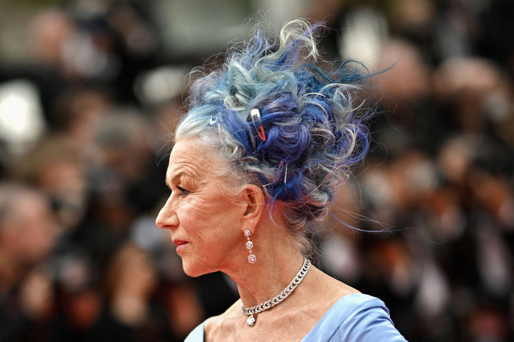 Un recogido alto con hair pins plateados y aretes de diamantes complementaron el estilismo de la británica, una de las pocas actrices que ha ganado los cuatro premios principales dentro del cine por una sola película: el Óscar, el BAFTA, el Globo de Oro y el Premio del Sindicato de Actores.