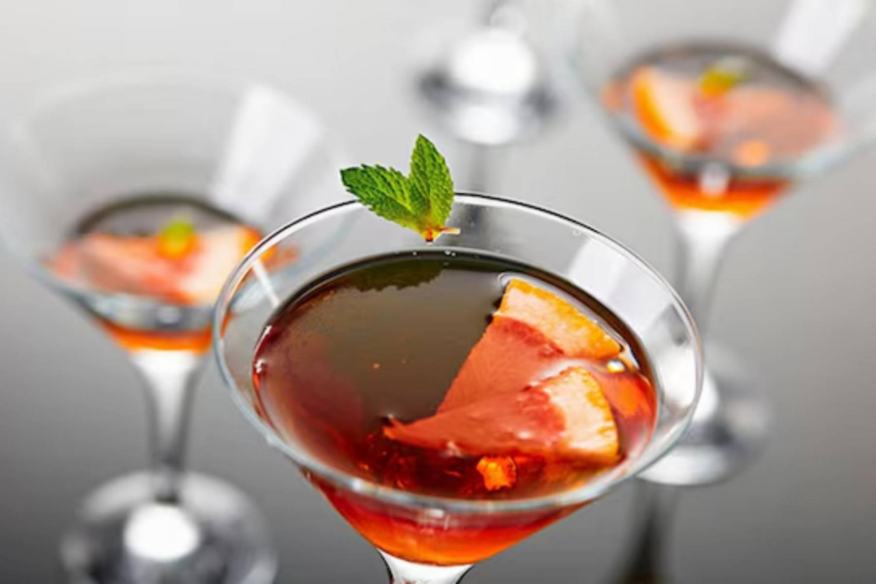 <b>Manhattan: </b>Es el cóctel perfecto para los amantes del whisky, un clásico entre los combinados de la gran ciudad de Nueva York. Se elabora con whisky de centeno o canadiense y vermú rojo, y es ideal para disfrutar como aperitivo. Dependiendo del tipo de vermú utilizado, el Manhattan puede ser dulce o seco. Si es seco, se decora con una aceituna y una rodaja de limón, mientras que si es dulce, se le añade una guinda o cereza. Para prepararlo, mezcla 50 ml de whisky (de centeno o canadiense), 25 ml de vermú rojo y un par de gotas de angostura en un vaso mezclador con hielo. Remueve bien, cuela y sirve en una copa de cóctel.