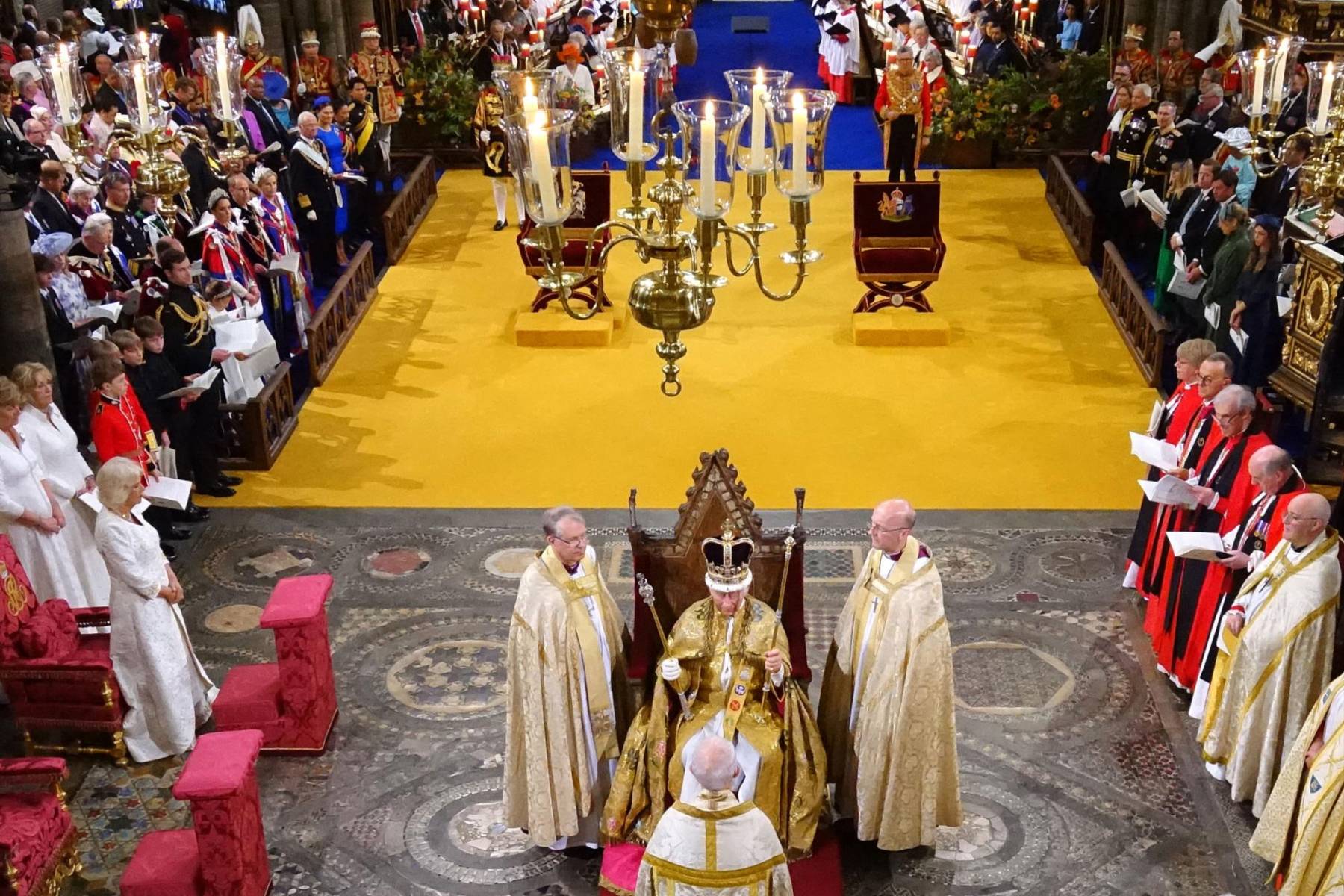 Los primeros bancos de la abadía se repartieron: a la izquierda del altar los familiares de Carlos III y a la derecha los de Camilla ocupando la misma posición que la Familia Real británica. Fue así que vimos a Tom Parker Bowles en primera fila junto a su hermana Laura Lopes, sentada con las dos nietas de Camilla, mientras que los nietos varones han tenido un lugar privilegiado ejerciendo de pajes durante la ceremonia. 