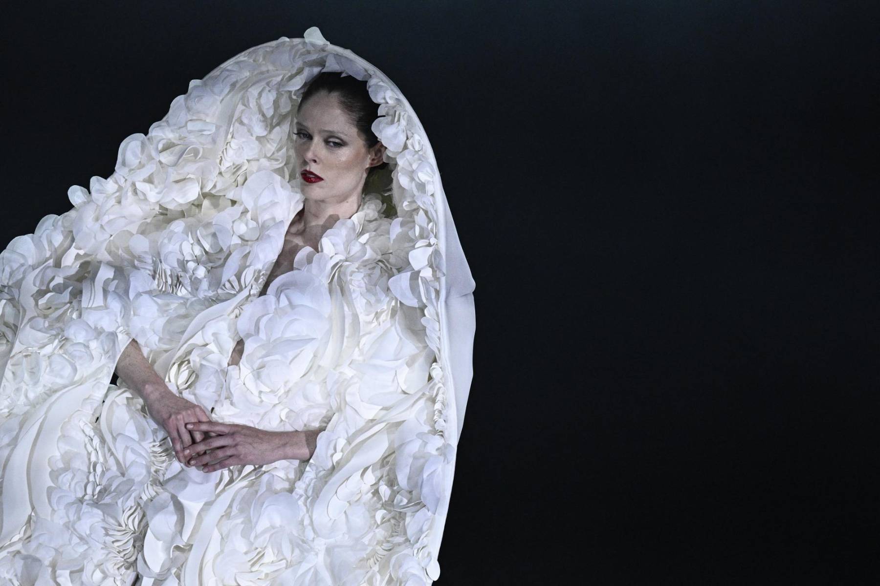 La super modelo canadiense Coco Rocha desfiló una vez más en la pasarela de Rolland