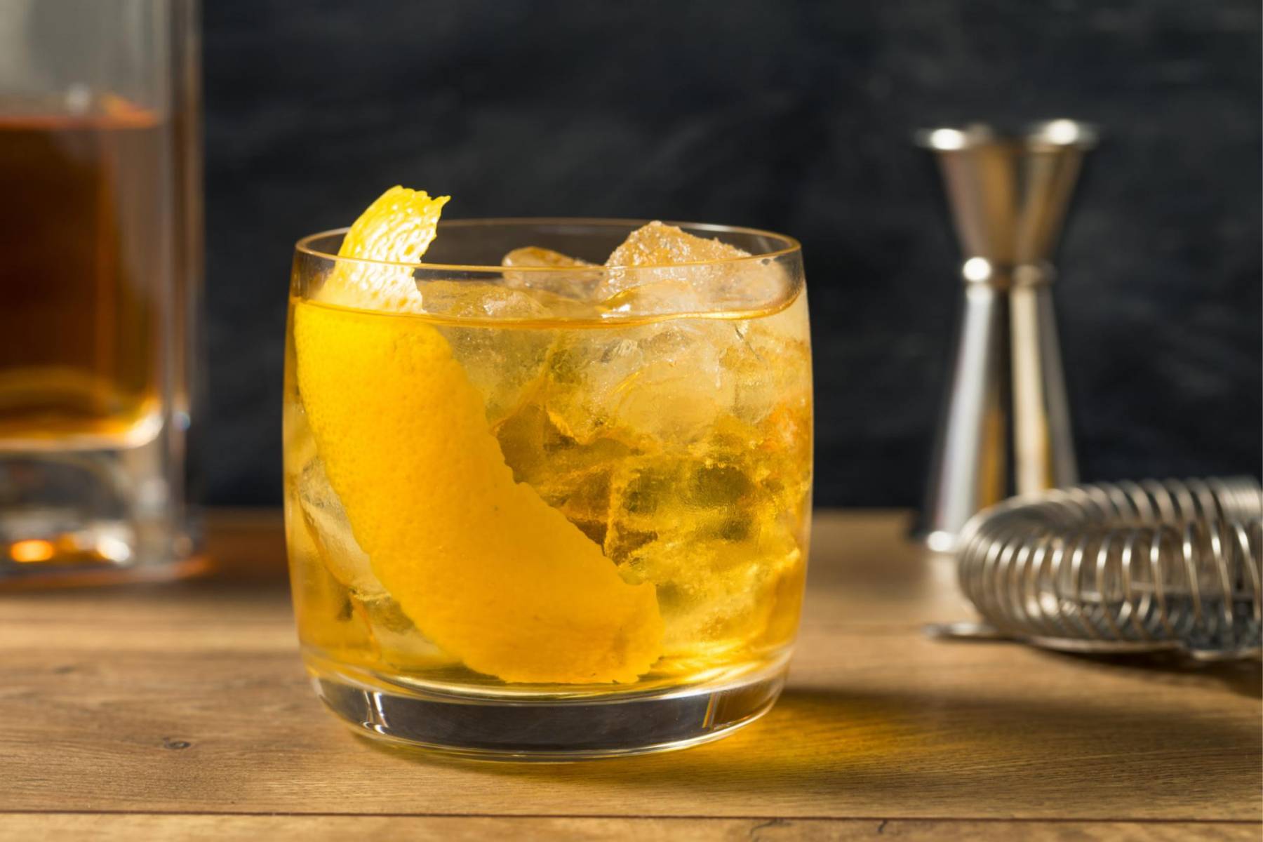 <b>Rusty Nail: </b>El Rusty Nail, o “Clavo Oxidado”, es un cóctel que captura lo mejor de las bebidas escocesas. Es un verdadero paraíso para los amantes del whisky, ya que combina licor Drambuie y whisky escocés en partes iguales, creando una mezcla deliciosa y de sabor único. El Drambuie, con su base de whisky, miel y especias como nuez moscada, le otorga un toque dulce y aromático que hace de este cóctel una tentación irresistible. Para prepararlo, vierte 25 ml de Drambuie y 25 ml de whisky escocés en un vaso bajo con hielo. Remueve bien y listo para disfrutar de una bebida sofisticada y reconfortante.