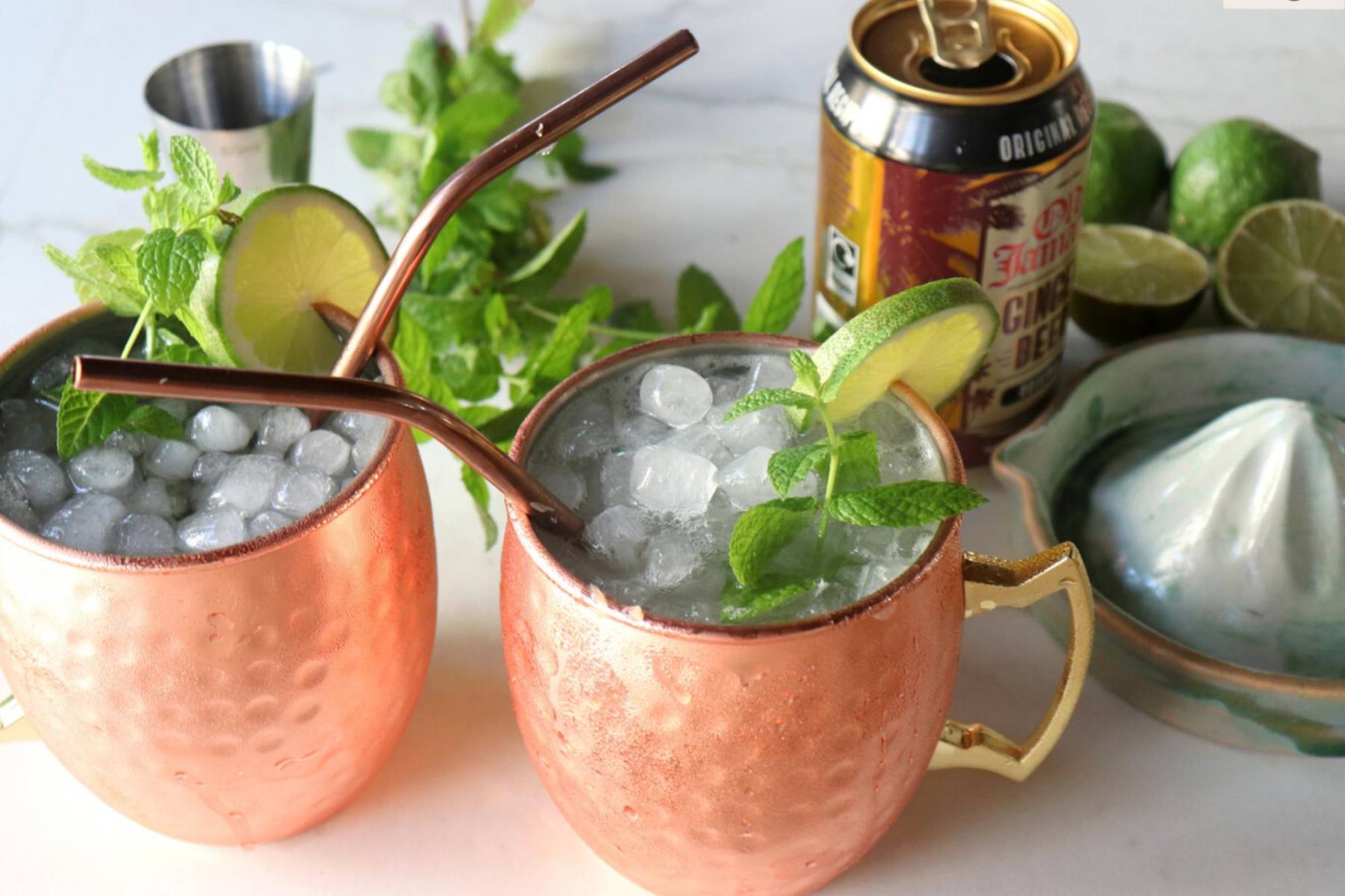 <b>Moscow Mule: </b>El Moscow Mule es un cóctel que se ha ganado un lugar en la historia de la coctelería por su sabor refrescante y su icónica presentación en una copa de cobre. Esta bebida, creada en los años 40 en Estados Unidos, tiene una base de vodka, ginger beer (cerveza de jengibre) y lima. Su nombre hace referencia a la capital rusa y a la “mule” o mula, debido al golpe de sabor picante del jengibre. Para prepararlo, vierte 50 ml de vodka, 120 ml de ginger beer y 10 ml de zumo de lima en una copa de cobre llena de hielo. Remueve bien y decora con una rodaja de lima y una ramita de menta. ¡Un cóctel refrescante y picante ideal para cualquier ocasión!