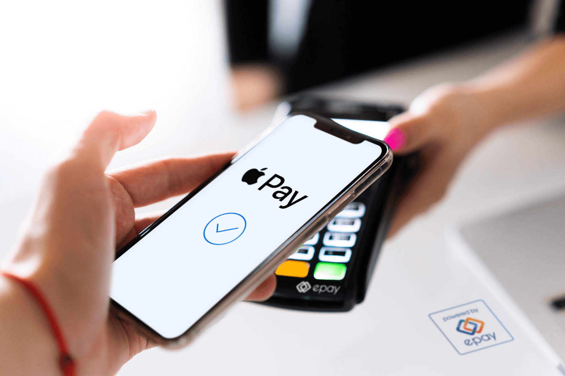 Apple Pay es una plataforma de pago móvil que permite a los usuarios realizar compras utilizando sus dispositivos Apple, como iPhone, Apple Watch, iPad y Mac. Con esta nueva tecnología disponible en Honduras, los usuarios pueden dejar atrás la necesidad de llevar efectivo o tarjetas físicas y realizar pagos de manera rápida y sencilla con sus dispositivos Apple.