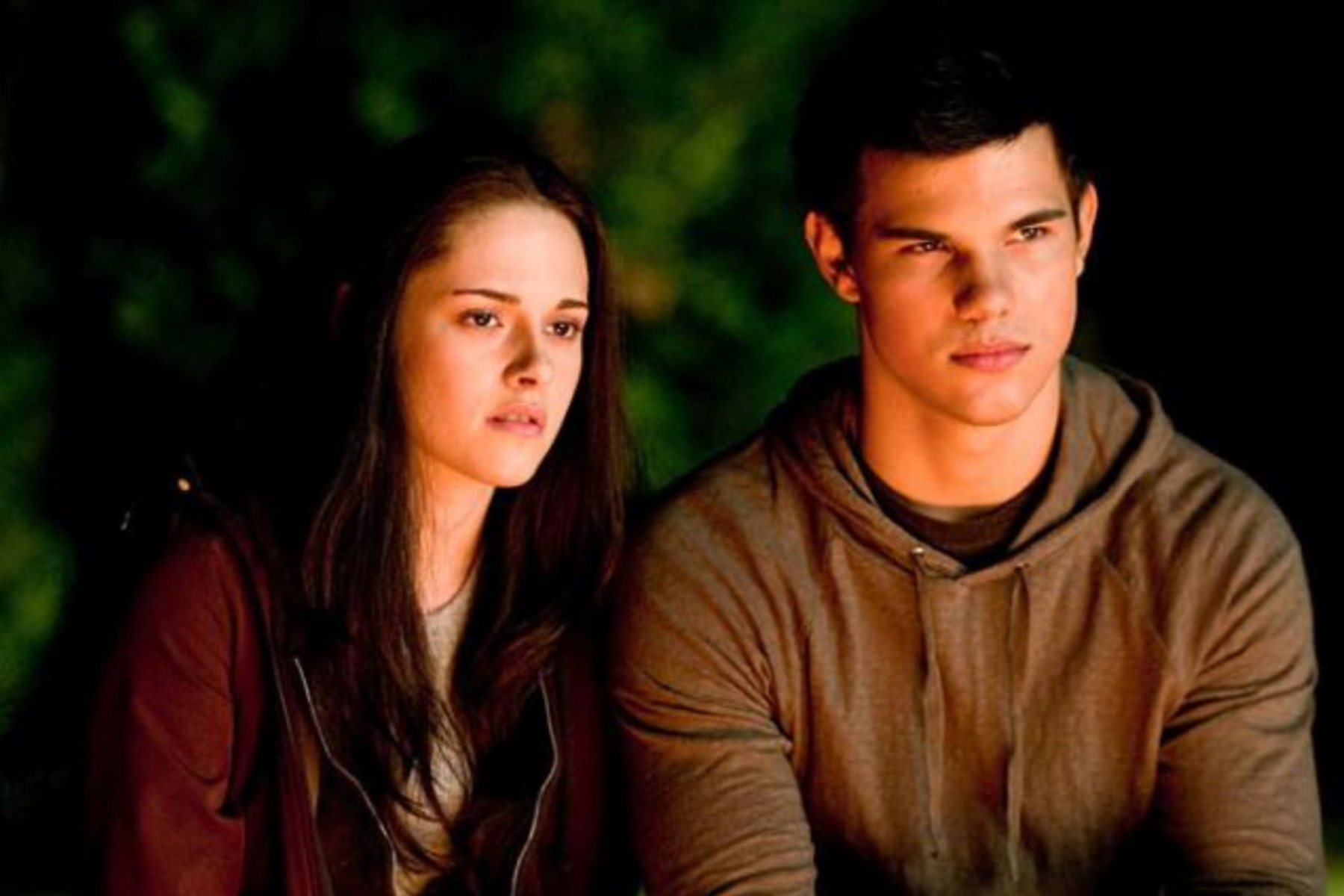 En esta película, <b>Bella Swan</b>, interpretada por Kristen Stewart, se enfrenta a la difícil decisión de elegir entre <b>Edward y Jacob.</b>