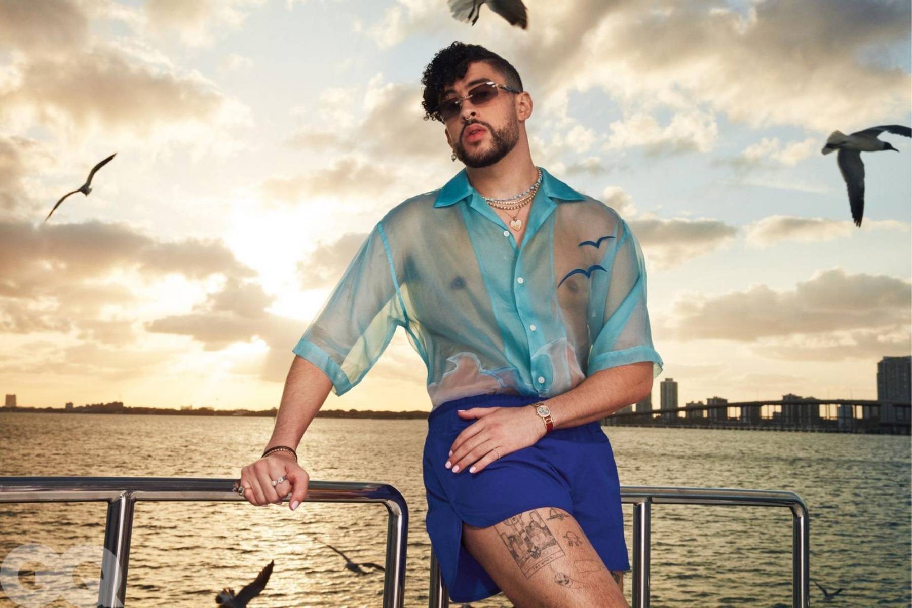 <b>Bad Bunny</b>Sin compromisos amorosos confirmados, el puertorriqueño sigue dominando la industria musical y explorando nuevas facetas en la moda y el cine.
