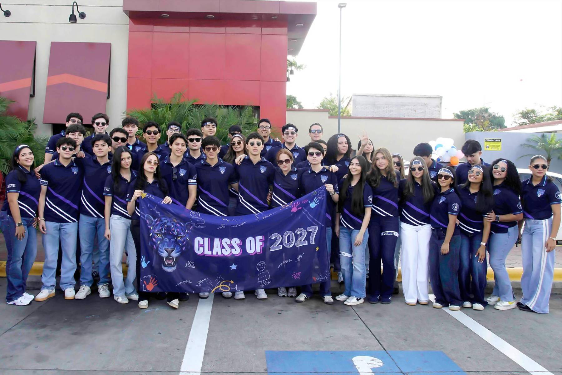 La clase 2027 de Seran School se reunió en las instalaciones del restaurante Denny’s en el boulevard Morazán para disfrutar de un delicioso desayuno y luego realizar su recorrido hacia las instalaciones educativas para continuar con la celebración. El evento incluyó una caravana de vehículos adornados con globos, sesión de fotografías y por supuesto los padres de familia que los acompañaron en este trayecto con mucho entusiasmo.