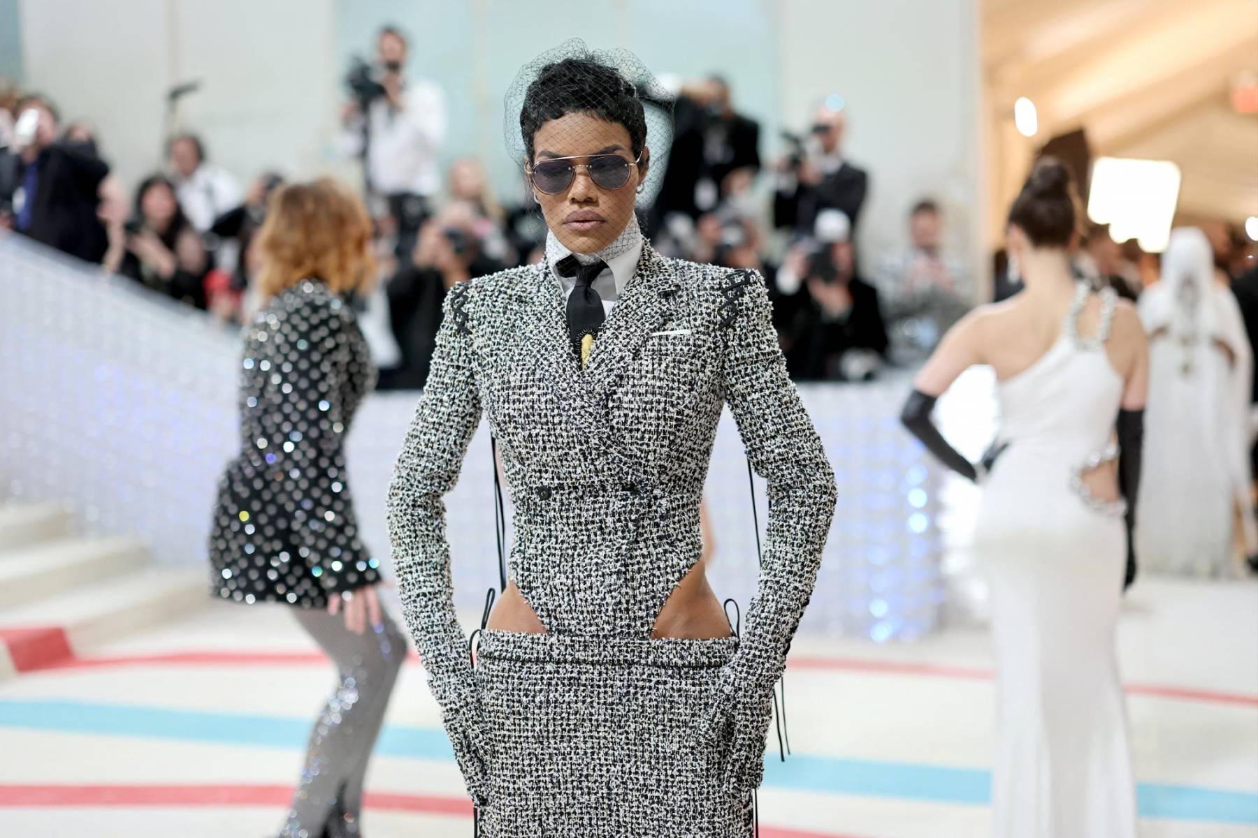 Teyana Taylor en un pantsuit de tweed con falda sobrepuesta