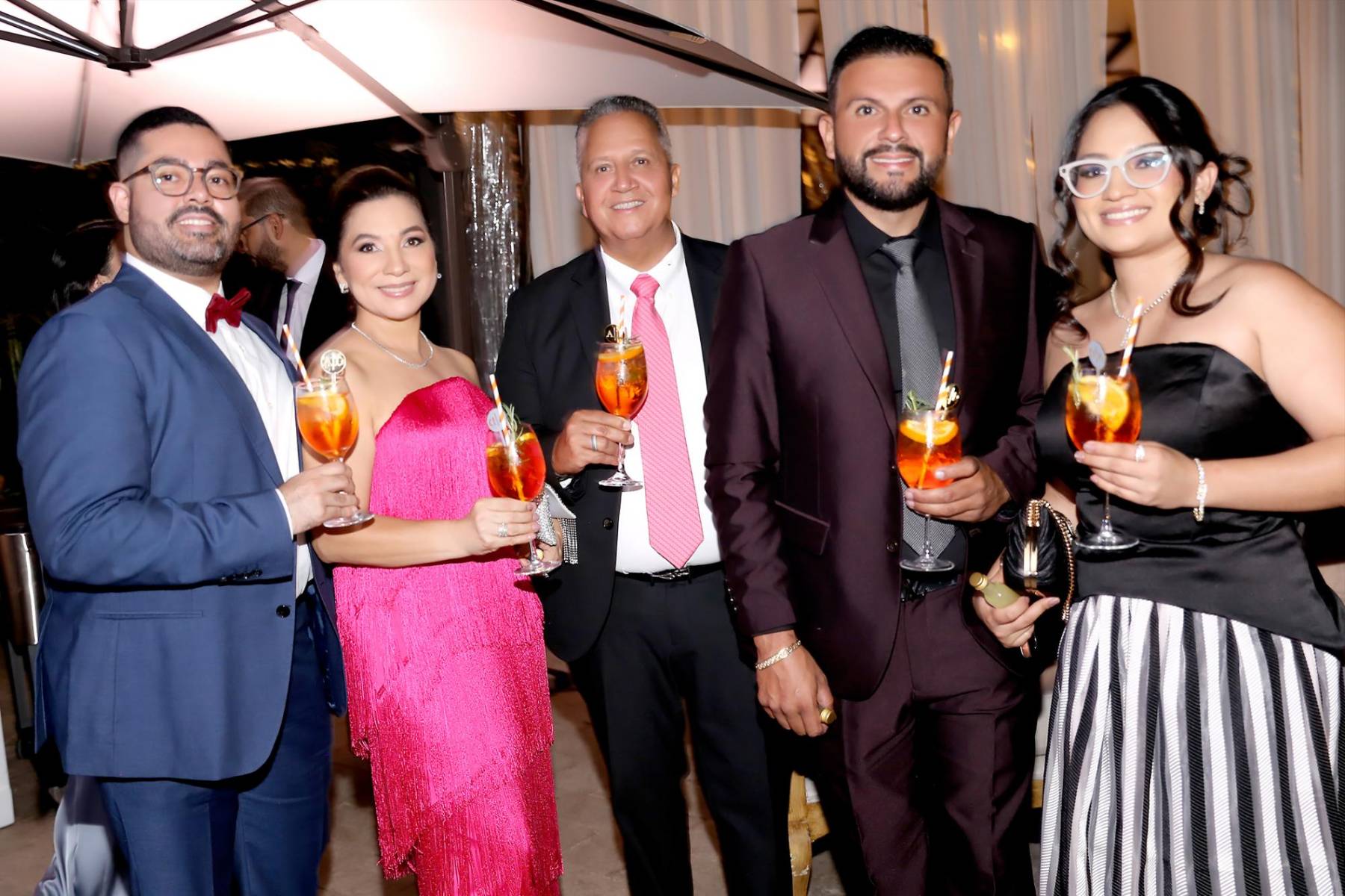 Daniel Tinoco, Sandra Noguera- Reyes y Edgardo Reyes, Luis Martínez y Karol Noguera 