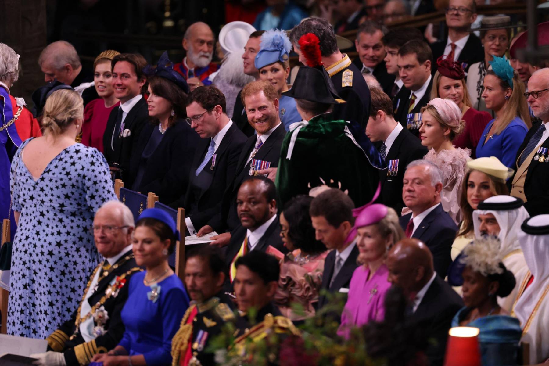 La princesa Ana saluda a su sobrino Harry, relegado a la tercera fila, junto a invitados de la realeza