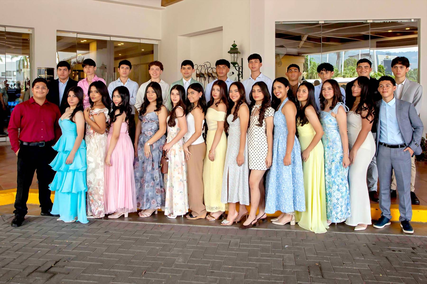 Luciendo atuendos estilo cóctel, los 28 senior, elevaron primeramente una oración de gratitud a Dios por ayudarle a culminar un peldaño más en su carrera estudiantil, al graduarse como bachilleres bilingües en Ciencias y Humanidades. La clase 2026 de la Destiny Christian Academy El Progreso
