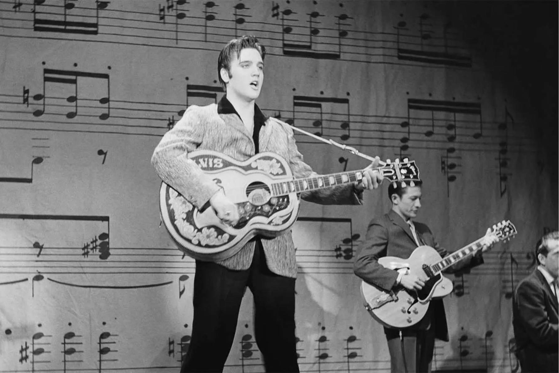 13. Elvis no sabía leer música; tocaba de oído y aprendía canciones escuchándolas.