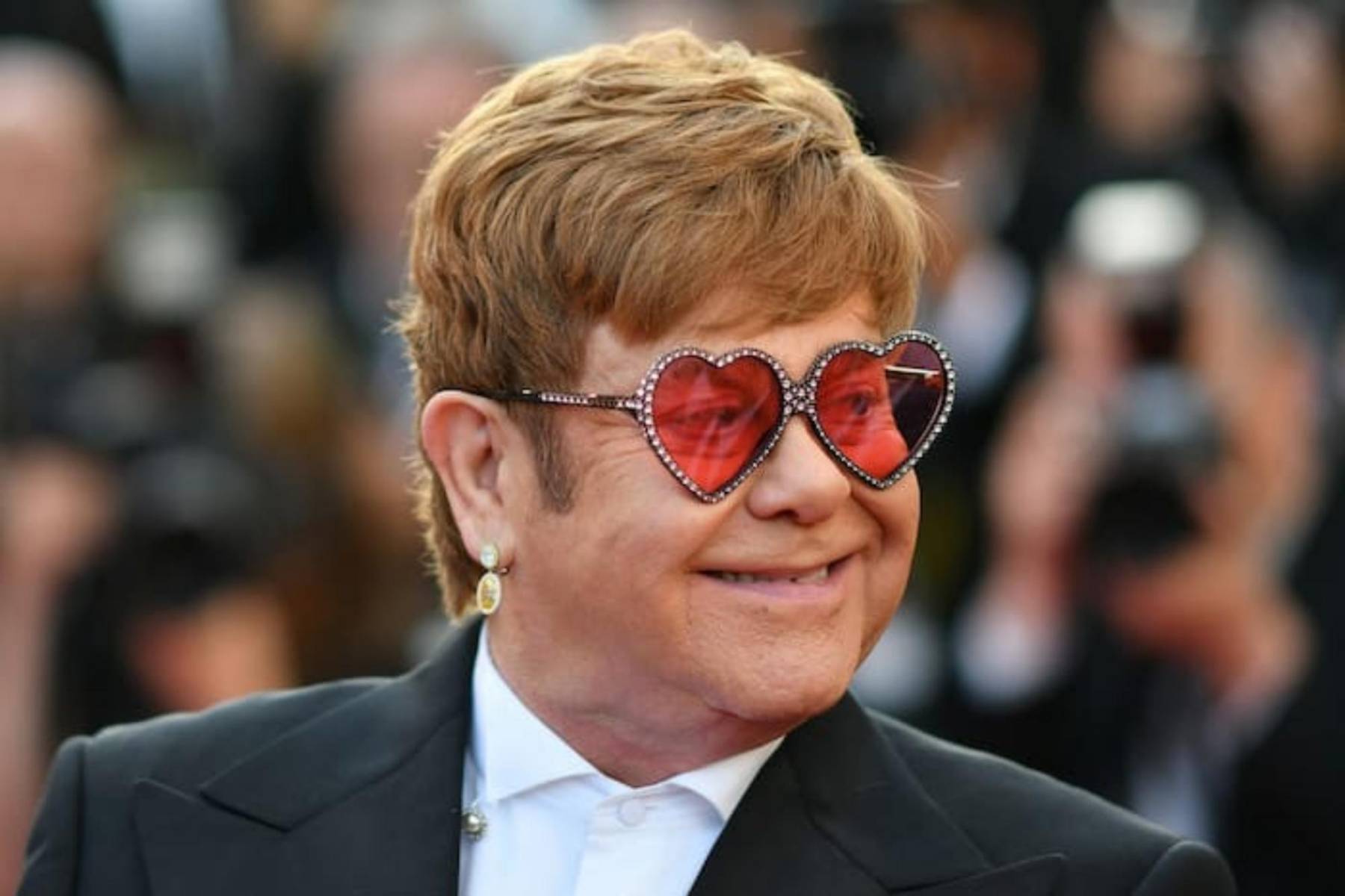 El icónico músico <b>Elton John</b> ha enfrentado varios obstáculos a lo largo de su carrera, y en 2020 vivió uno de los más significativos: un trasplante de corazón. Este desafío puso a prueba su resiliencia, pero su profundo amor por la música y sus fans lo impulsó a seguir adelante, continuando con su legado artístico y su presencia en los escenarios globales.