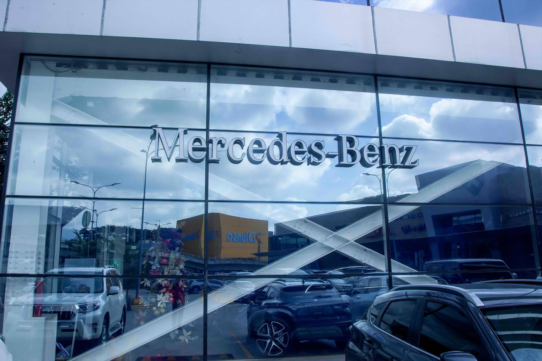 Mercedes-Benz Honduras celebra el bienestar con “Barre &amp; Drive” junto a Leasing Atlántida y Estilo
