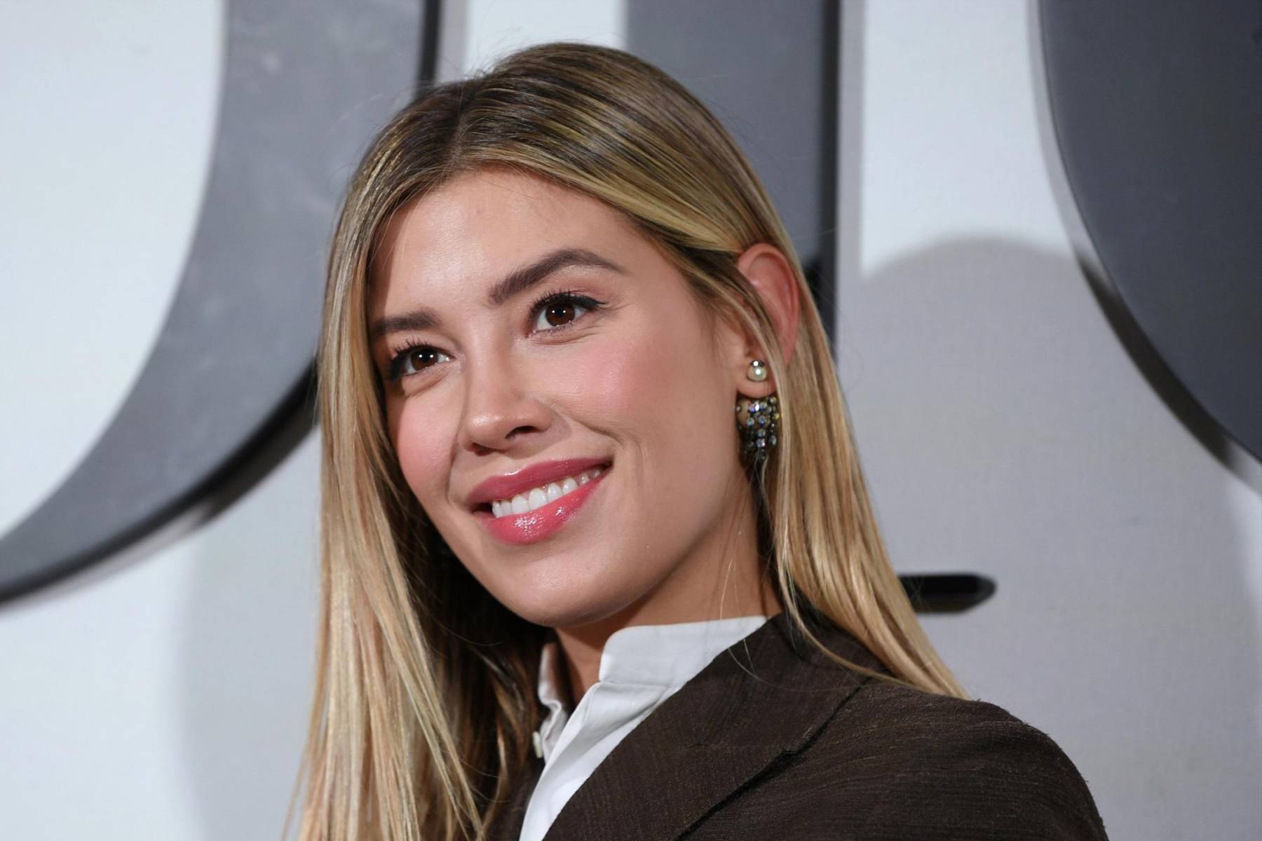 Operación de nariz, diseño de sonrisa, reducción de cahetes, aumento de labios y perfilado de mandibula, son algunas pequeños retoques que se ha hecjo Michelle Salas la hija de Luis Miguel 