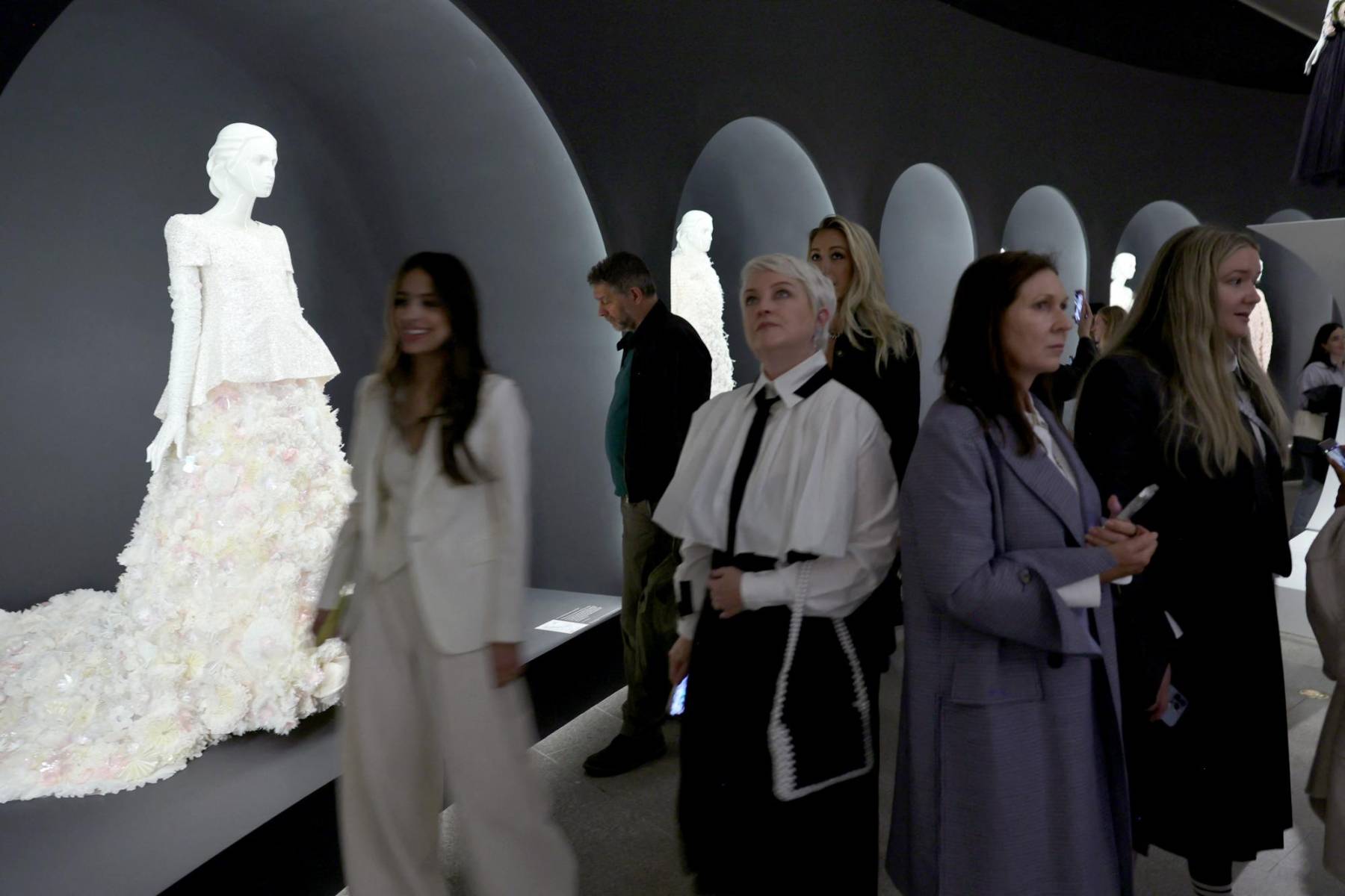 La muestra es un recorrido por la trayectoria de casi <b>70 años</b> de Lagerfeld, que refleja sus intereses en el cine, el arte o la filosofía a través de dicotomías como “masculino-femenino”, “rococó-clásico”, “histórico-futurista” o “figurativo-abstracto” 
