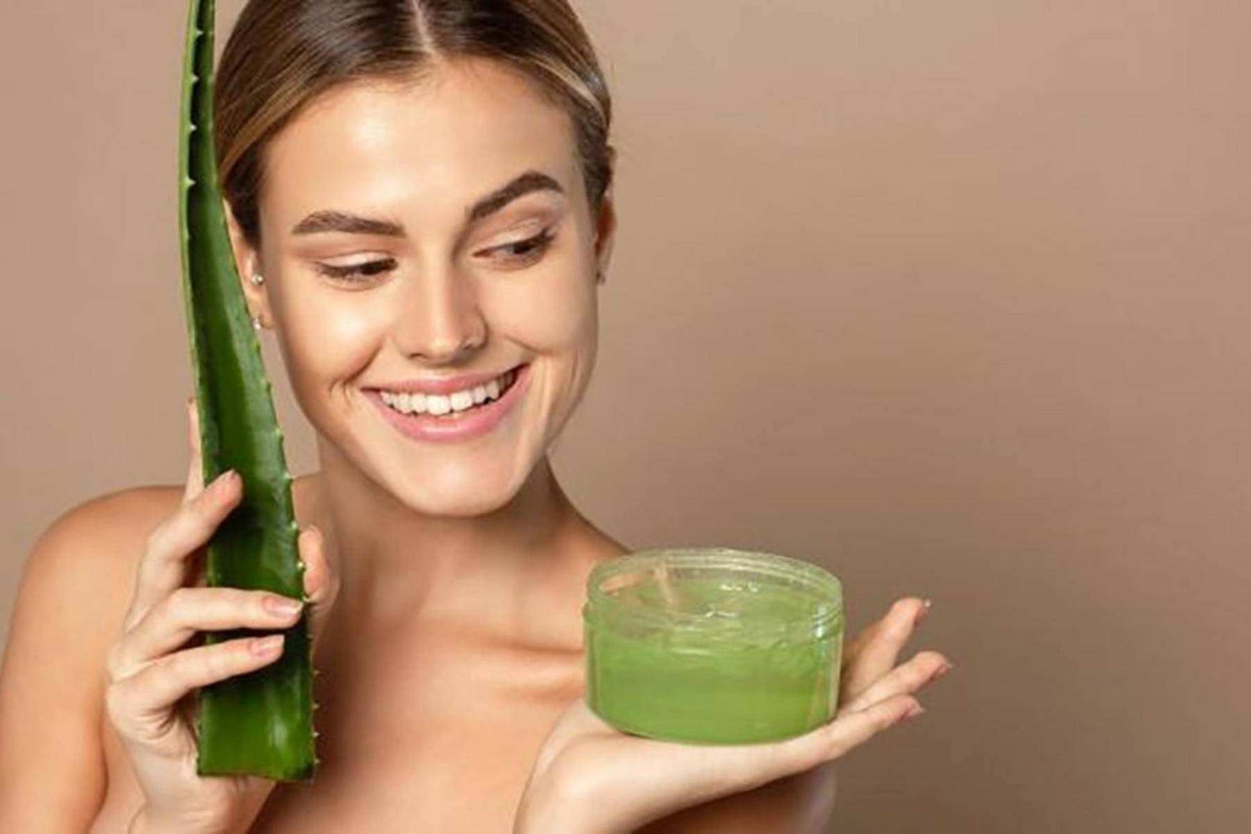 <b>Hidratar, hidratar y... sí, hidratar</b>El after-sun debe ser tu mejor amigo. Opta por lociones que contengan aloe vera, ácido hialurónico o caléndula, que son súper calmantes. Aplícalo generosamente y repite cada que sientas molestias en la piel.