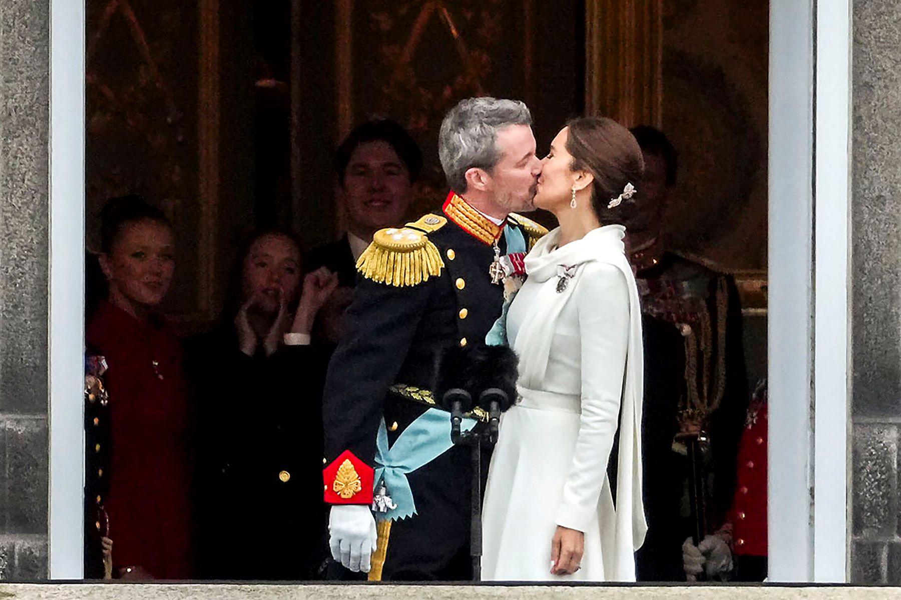 En un emotivo gesto, los reyes se besaron en el balcón, tal como lo hicieron hace casi 20 años cuando contrajeron matrimonio<b>. La reina consorte llevaba colgada en su vestido la insignia de la Family Order, perteneciente a Margarita II, y que se conceden a las mujeres de la familia por sus méritos. </b>