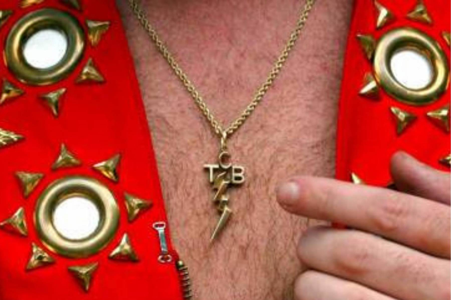 8. Siempre llevaba consigo un collar y un anillo con un rayo y las letras TCB, que significaban <i>Taking Care of Business</i>.