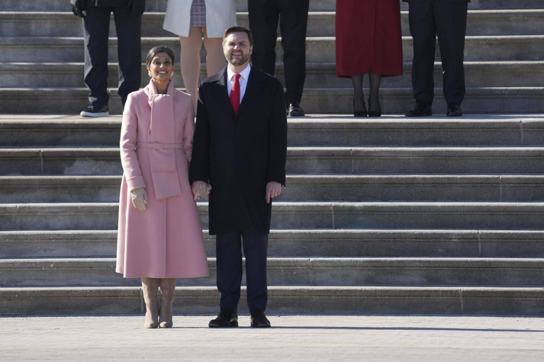 El vice presidente JD Vance y su esposa Usha Vance, quien vistió un diseño de Oscar de la Renta