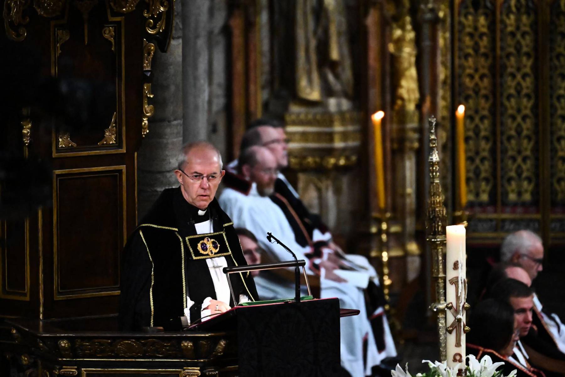 El arzobispo de Canterbury Justin Welby dio gracias “por la larga vida y el reinado de Isabel II, recordando con gratitud sus dones de sabiduría, diligencia y servicio” y por “el Rey y toda la Familia Real para que puedan conocer el poder sustentador del amor de Dios y la comunión en oración del pueblo de Dios”. (Photo by Ben Stansall / POOL / AFP)