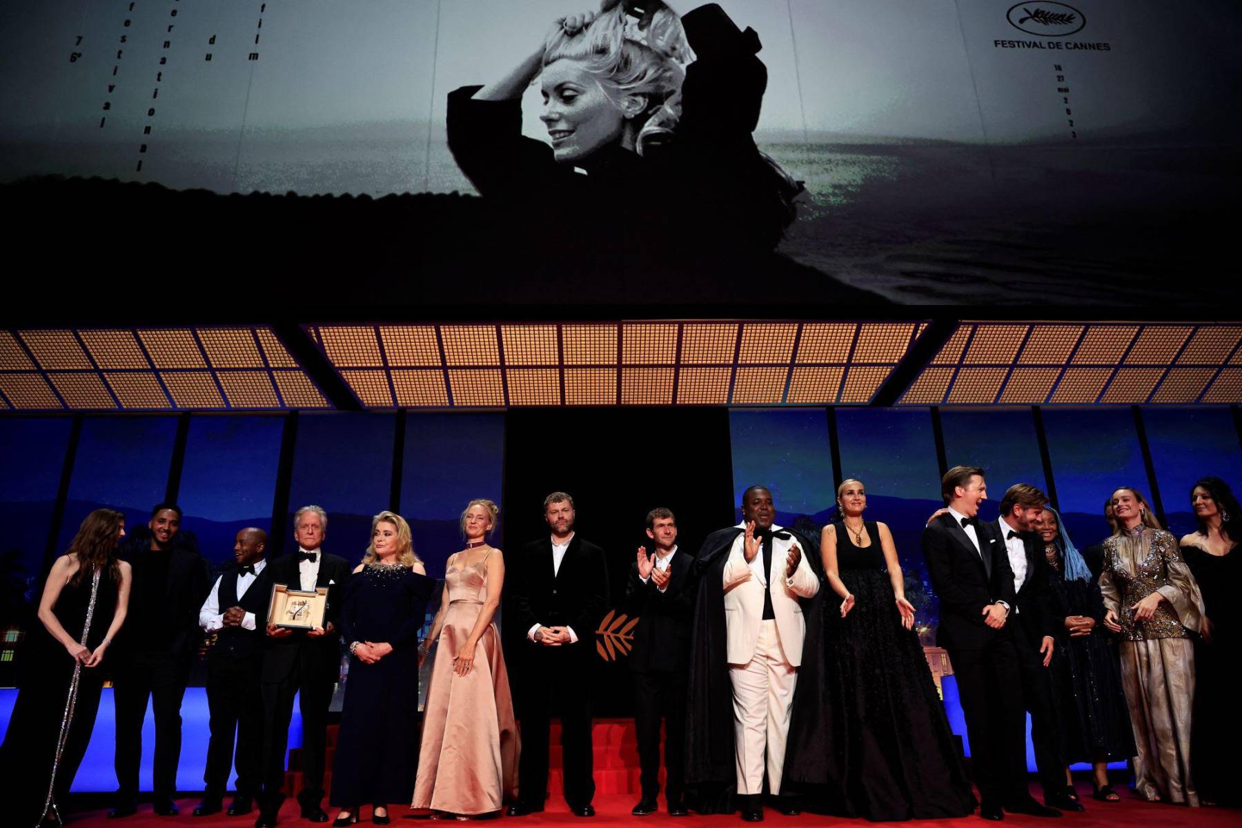 El actor en el escenario junto a directivos del festival de cine que se celebra desde 1946.