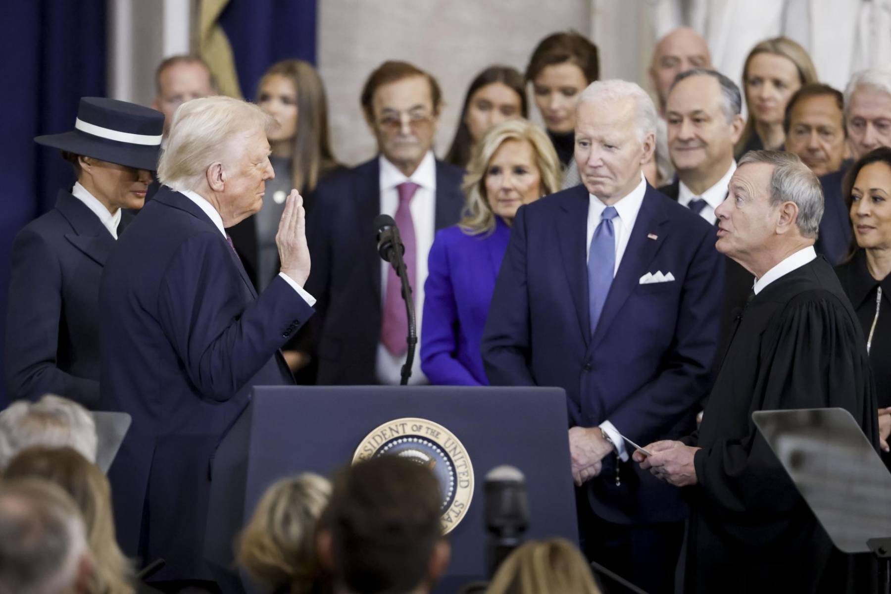 El presidente de la Corte Suprema de Justiacia, John Roberts juramenta a Donald Trump. Junto a él, el ex presidente Joe Biden, la ex vice presidenta Kamala Harris 