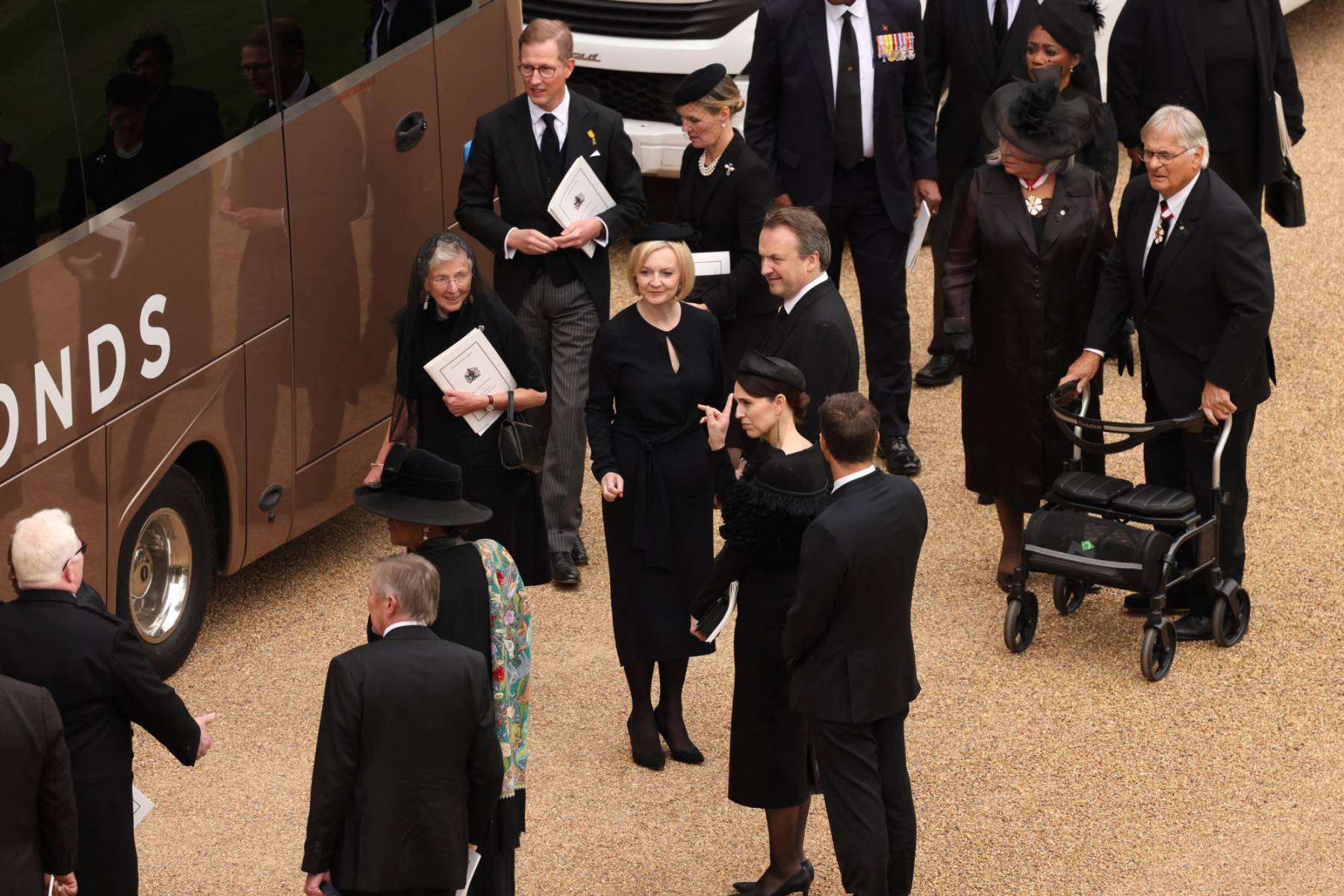 La primera ministra británica Liz Truss y Hugh O’Leary en el servicio especial en la capilla de St George, al que asistieron más de 800 personas. (Photo by Humphrey Nemar / POOL / AFP)