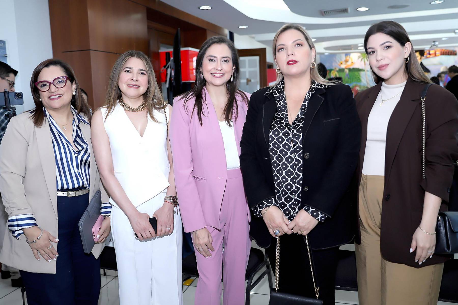 Eyby Aguirre, Paola Rubí, Valeria Ríos, Vangie Ehrler y Adriana Rivera.