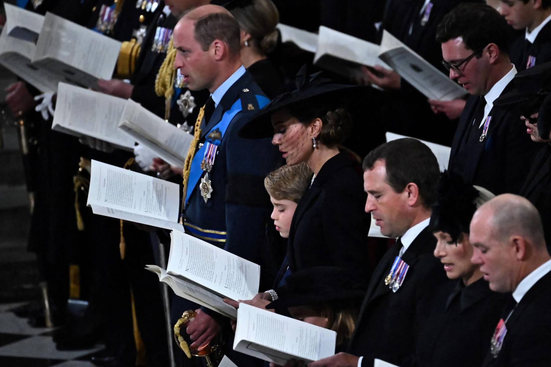 Los príncipes de Gales, William, George y Kate, durante la entonación de los himnos. (Photo by Ben Stansall / POOL / AFP)