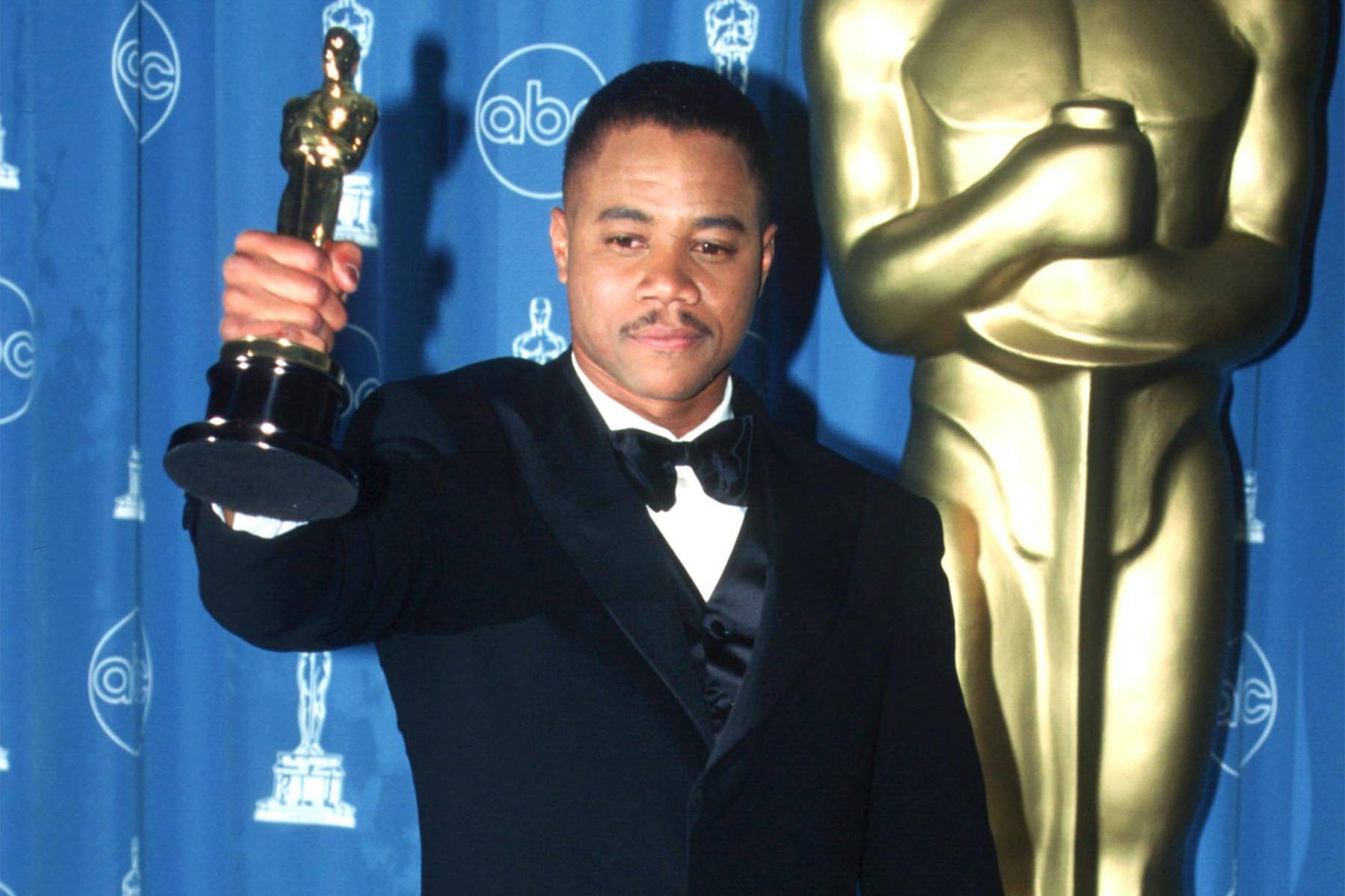 <b>Cuba Gooding Jr.</b>Gano el Oscar a Mejor Actor de Reparto por ‘Jerry Maguire’ en 1997, su discurso se conoce como “el discurso más feliz de los Oscars” pues logro unir la alegría de todos los presentes especialmente cuando la música amenazaba con sacarlo del escenario y comenzó a lanzar I love yous a todo el mundo.