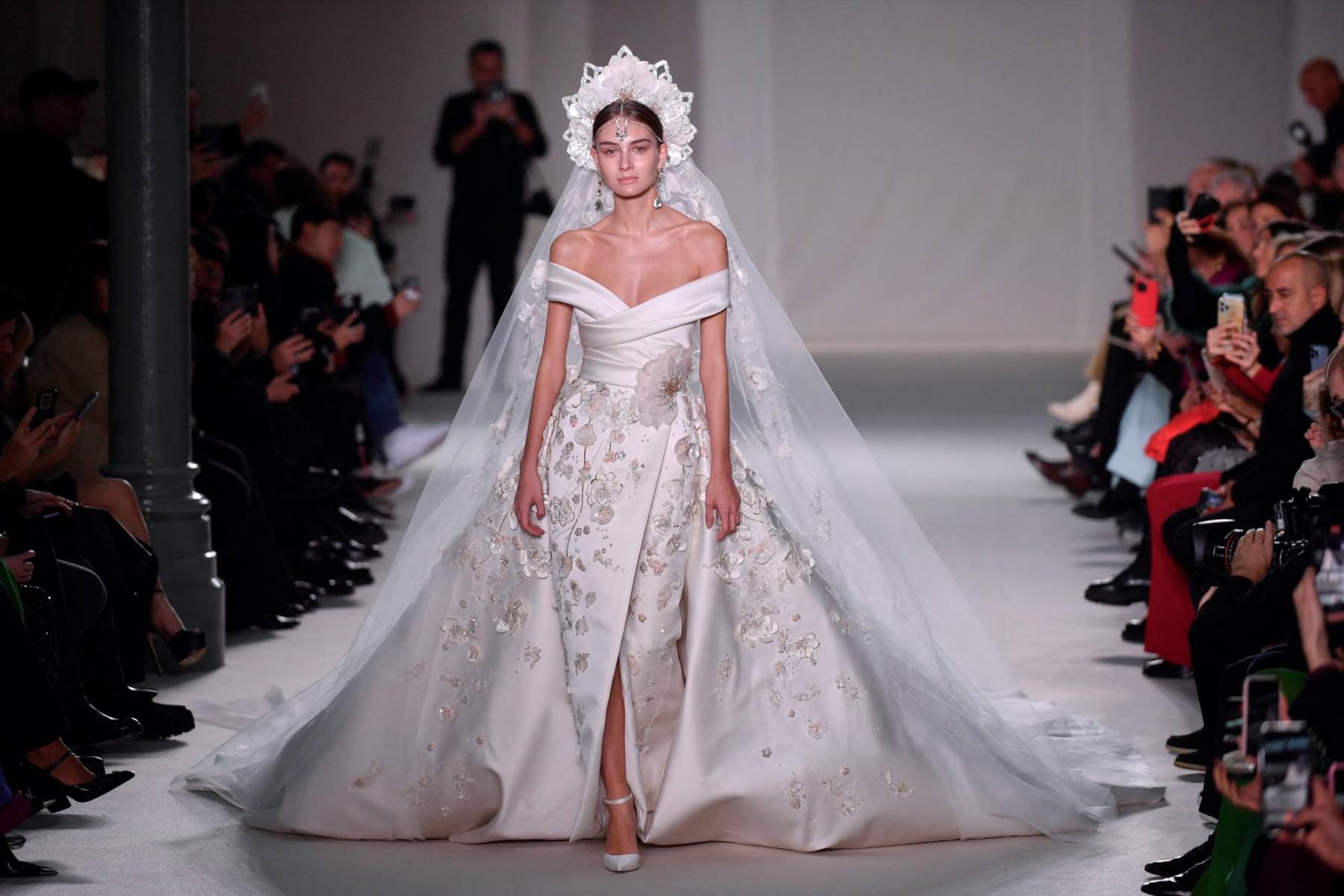 La mística belleza de la India y su exquisito trabajo artesanal fue el punto de partida de la colección Alta Costura Primavera Verano 2023, presentada por el diseñador libanés Elie Saab, quien sin renunciar a sus característicos bordados desplegó una pasarela con vestidos dignos de un cuento de hadas.