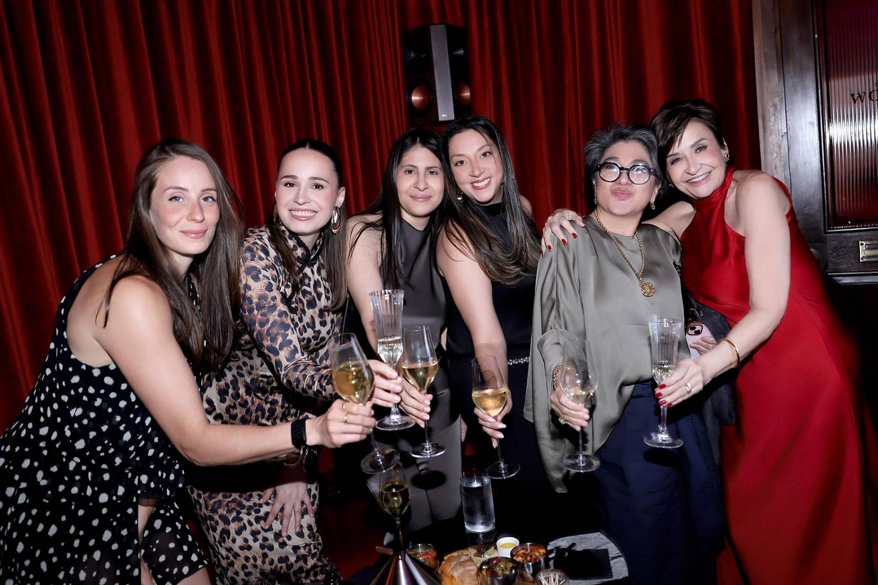 Al estilo de “Lady in red” Lisa Hilsaca celebró su cumpleaños