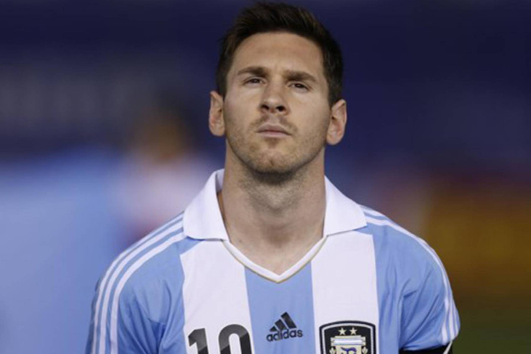 3. En la selección argentina, Messi rara vez canta el himno nacional antes de los partidos. Esto ha generado controversia, pero él explica que lo siente de forma diferente y se concentra en su manera particular.