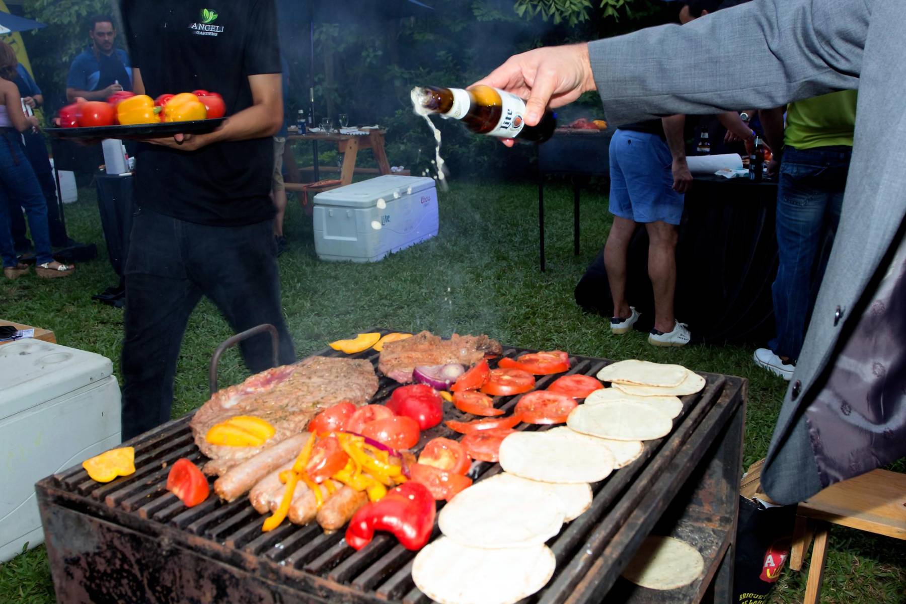 Las carnes son marinadas con Miller Lite, que le da el toque especial.