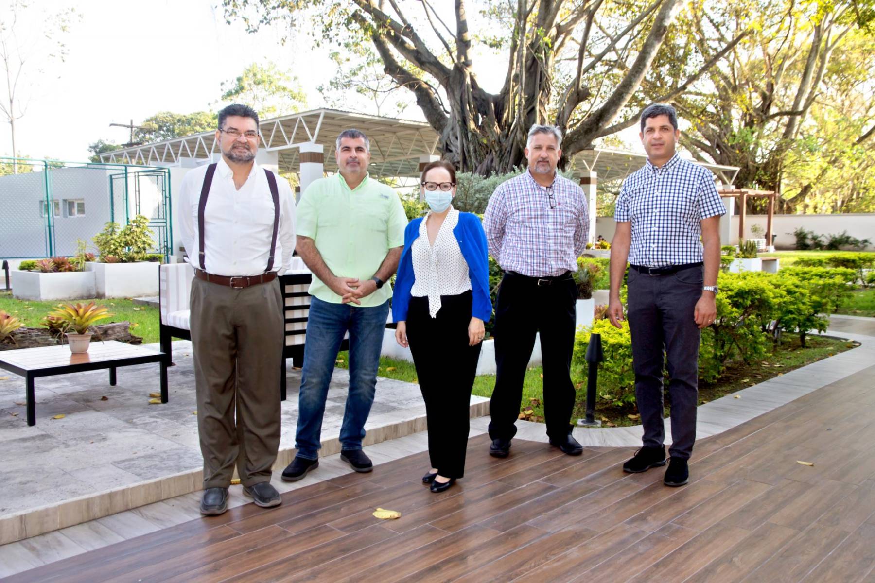 Mauro Zelaya, Alex Canahuati, Alexa Foglia de Banco Atlántida con David Lardizabal y José Martín Chicas.