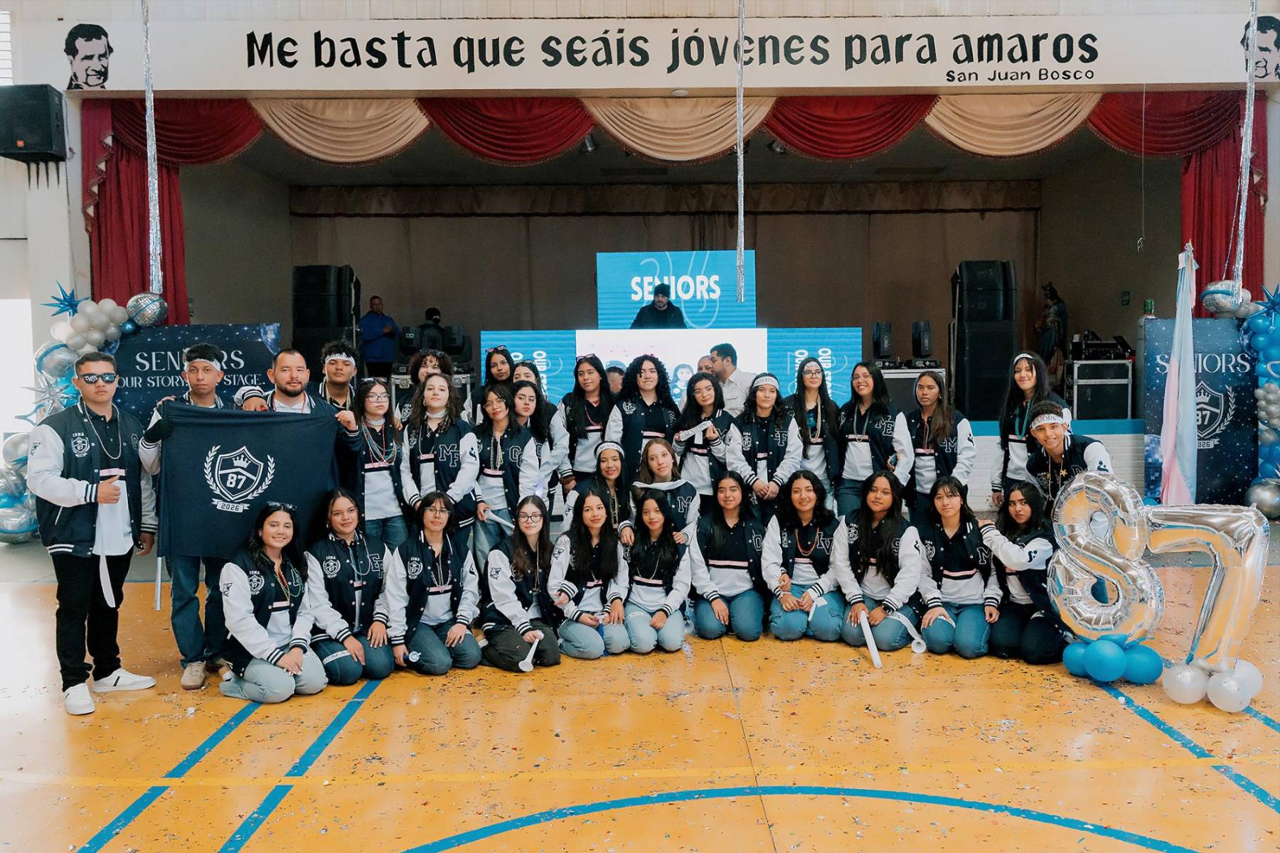Senior entrance de la clase 2026 del Instituto María Auxiliadora
