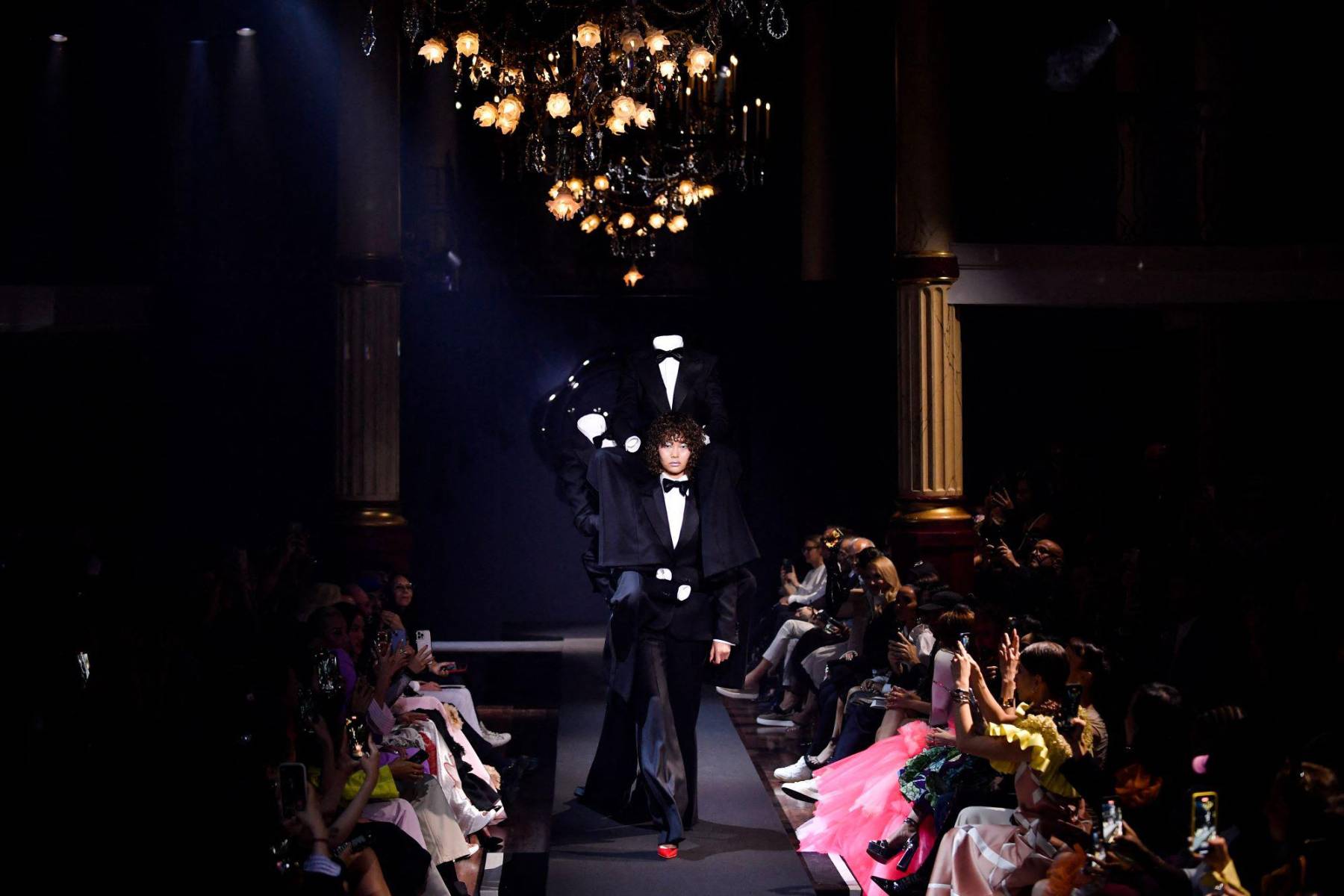 Viktor &amp; Rolf celebra sus 30 años en la pasarela de París Fashion Week