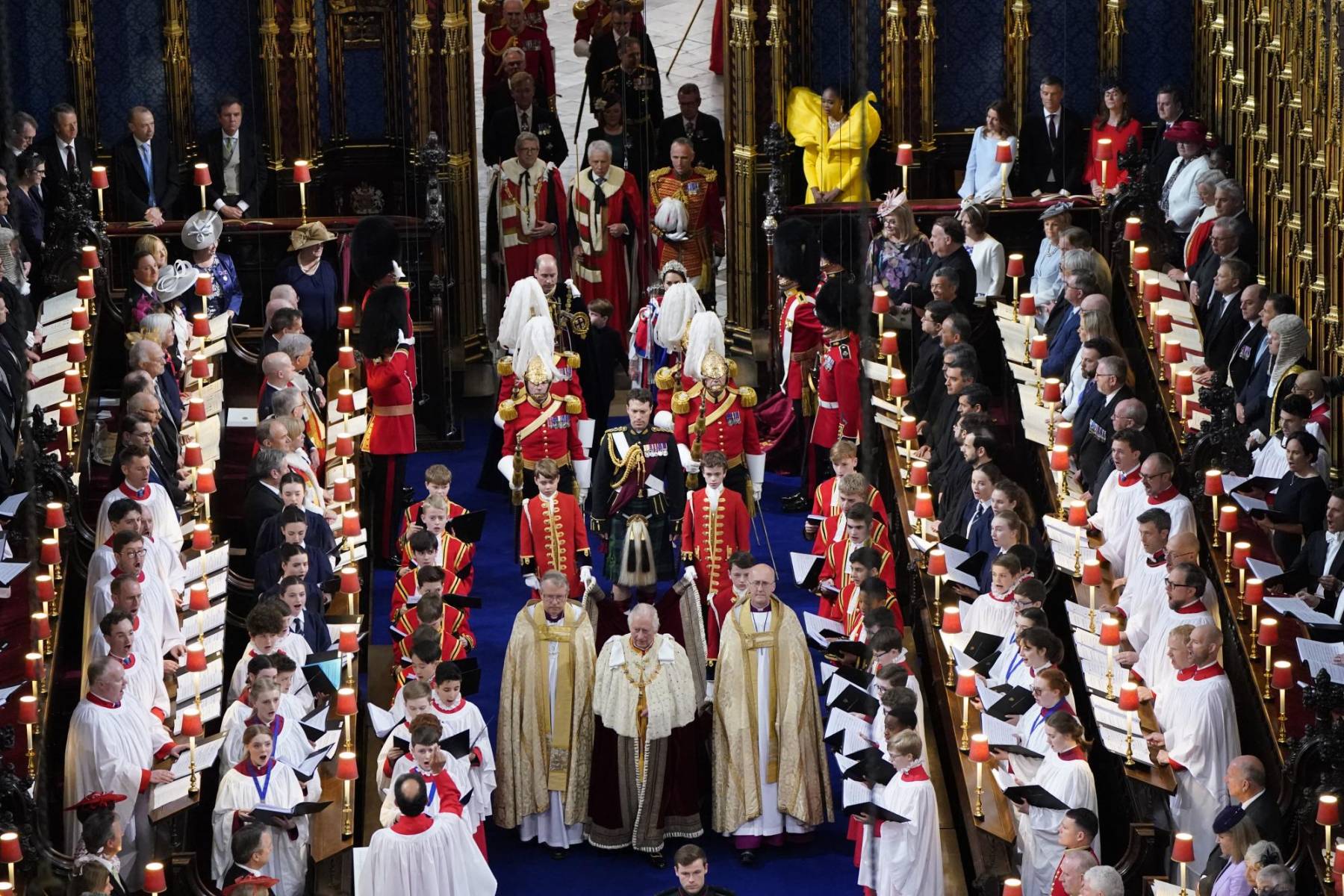 Carlos y el cortejo real a su llegada a la iglesia