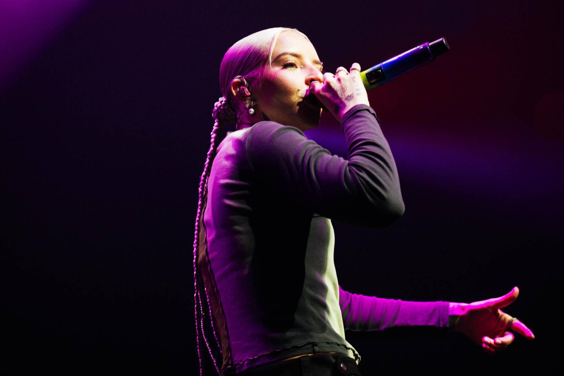 Es difícil encasillar a la cantante en un solo género, ya que se mueve principalmente entre el trap latino, el reggaetón y el pop. Su capacidad para mezclar estilos y ritmos ha sido clave en su éxito.