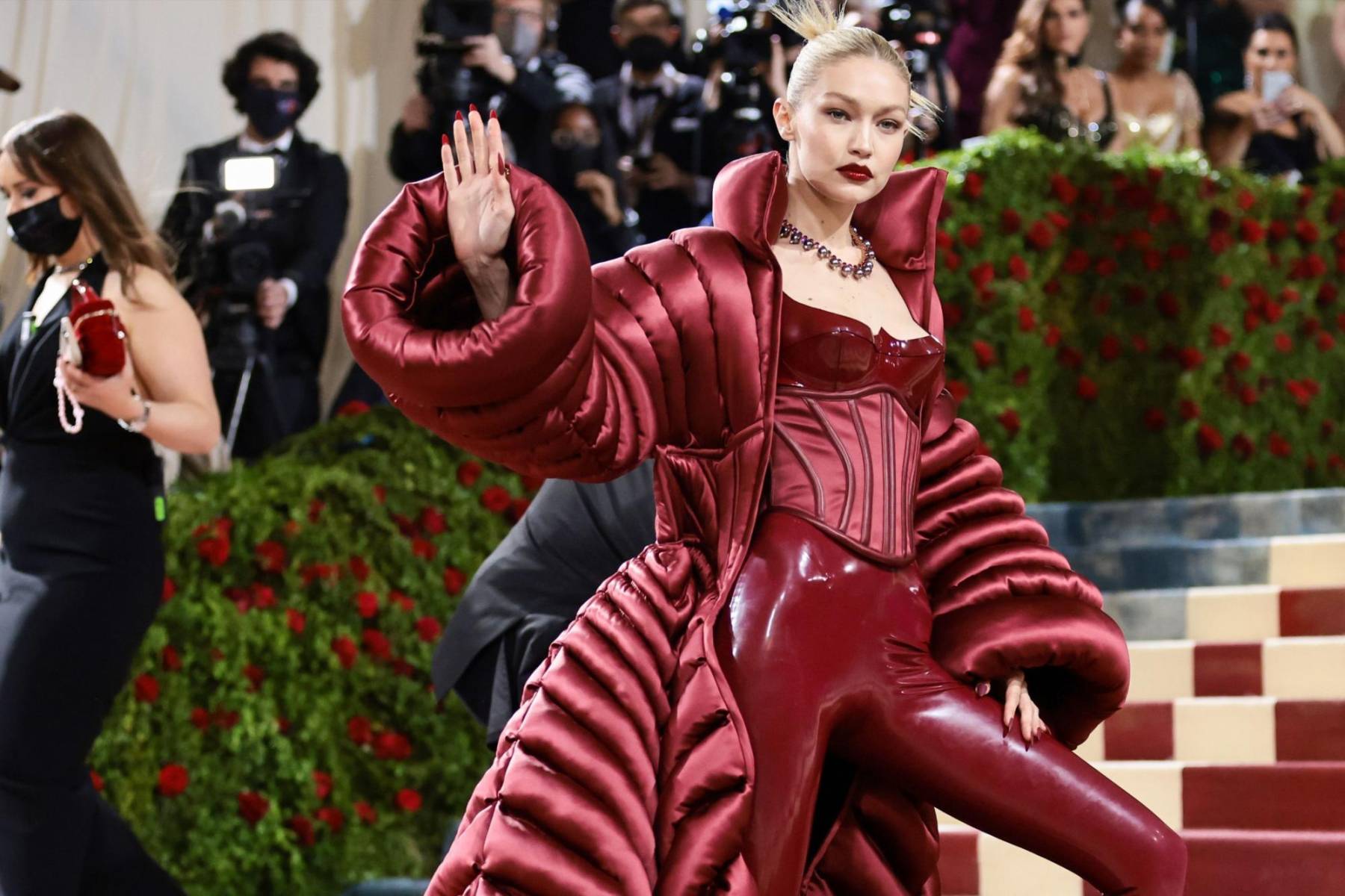 Gigi Hadid.Refinada, elegante y siempre en sintonía con la temática. Gigi encarna esa mezcla de alta moda y coolness millennial que la convierte en una de las favoritas de diseñadores y fotógrafos. 