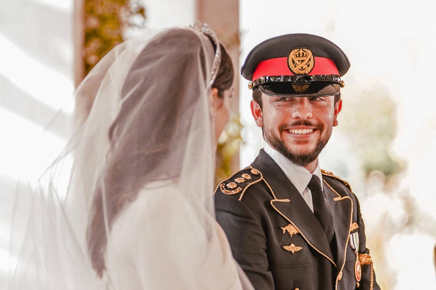 Rajwa al-Seif, arquitecta, junto a su esposo, el príncipe Hussein bin Talal, quien se graduó en Historia Internacional en la Universidad de Georgetown, y además se formó en la academia militar de Sandhurst, la más prestigiosa del Reino Unido (Photo by Jordanian Royal Palace / AFP)