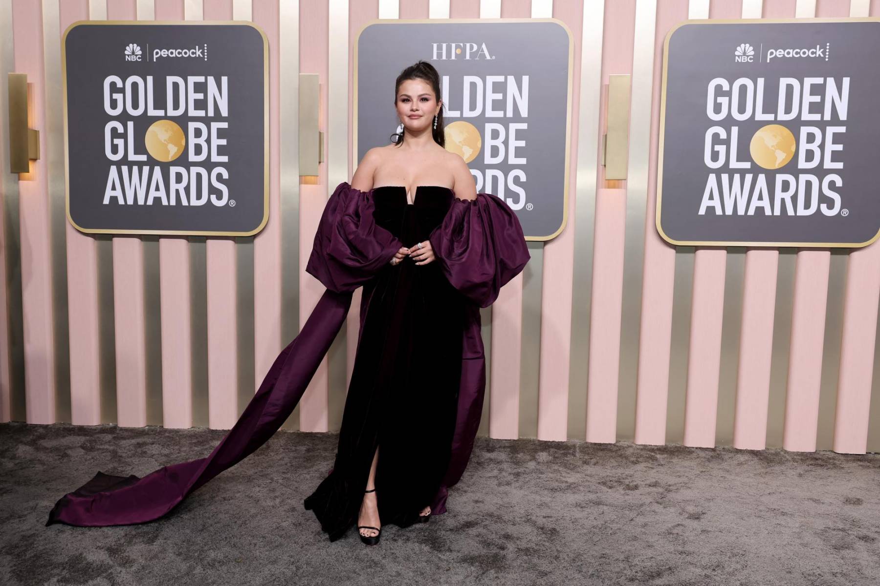 La 80 entrega de los Golden Globe Awards reúne a las estrellas de Hollywood en una fiesta que luego de la polémica regresa esta noche a la televisión. En la imagen, Selena Gómez con un diseño de Valentino
