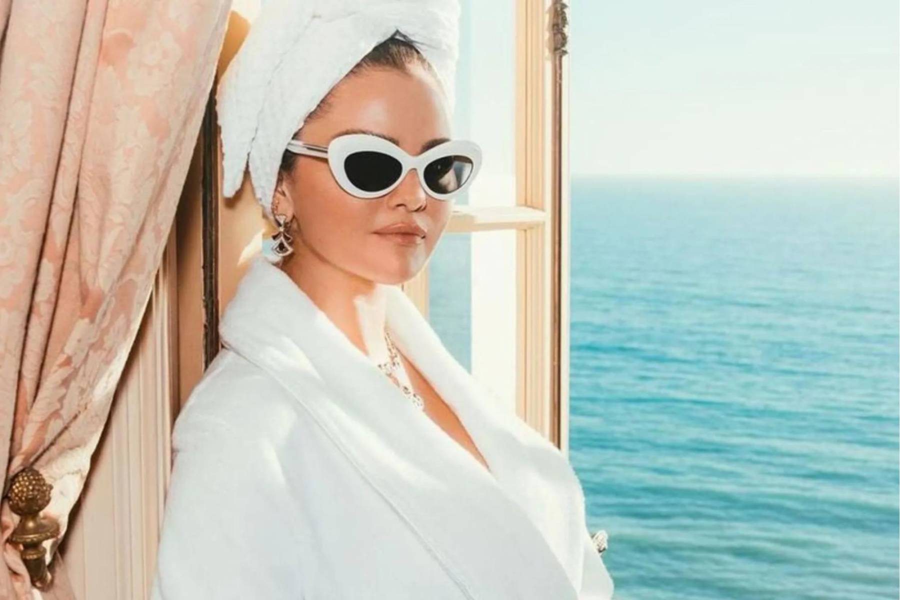 <b>“Love On” – Selena Gomez (2024)</b>El videoclip de “Love On” de Selena Gomez capturó la esencia de una relación apasionada en el contexto de la mansión Villa de León. Con sus sofisticados interiores y la atmósfera íntima de la propiedad, el video ofrece un escenario adecuado para explorar la vulnerabilidad y la intensidad emocional de la canción.