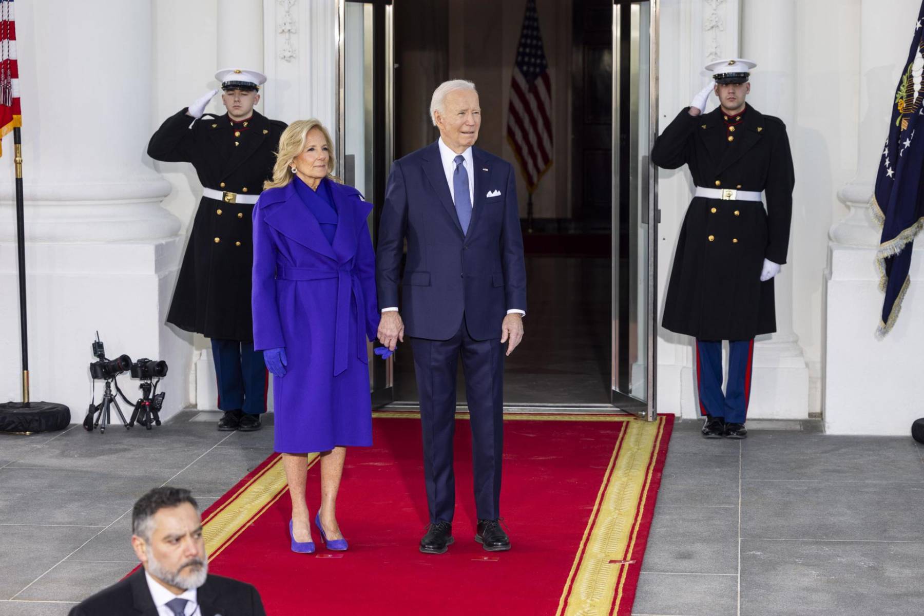 El actual presidente Joe Biden y la primera dama Jill Biden se preparan para dar la bienvenida a Donald y Melania Trump, con quienes compartieron el té en una reunión privada previa a la juramentación. EFE/EPA/JIM LO SCALZO 