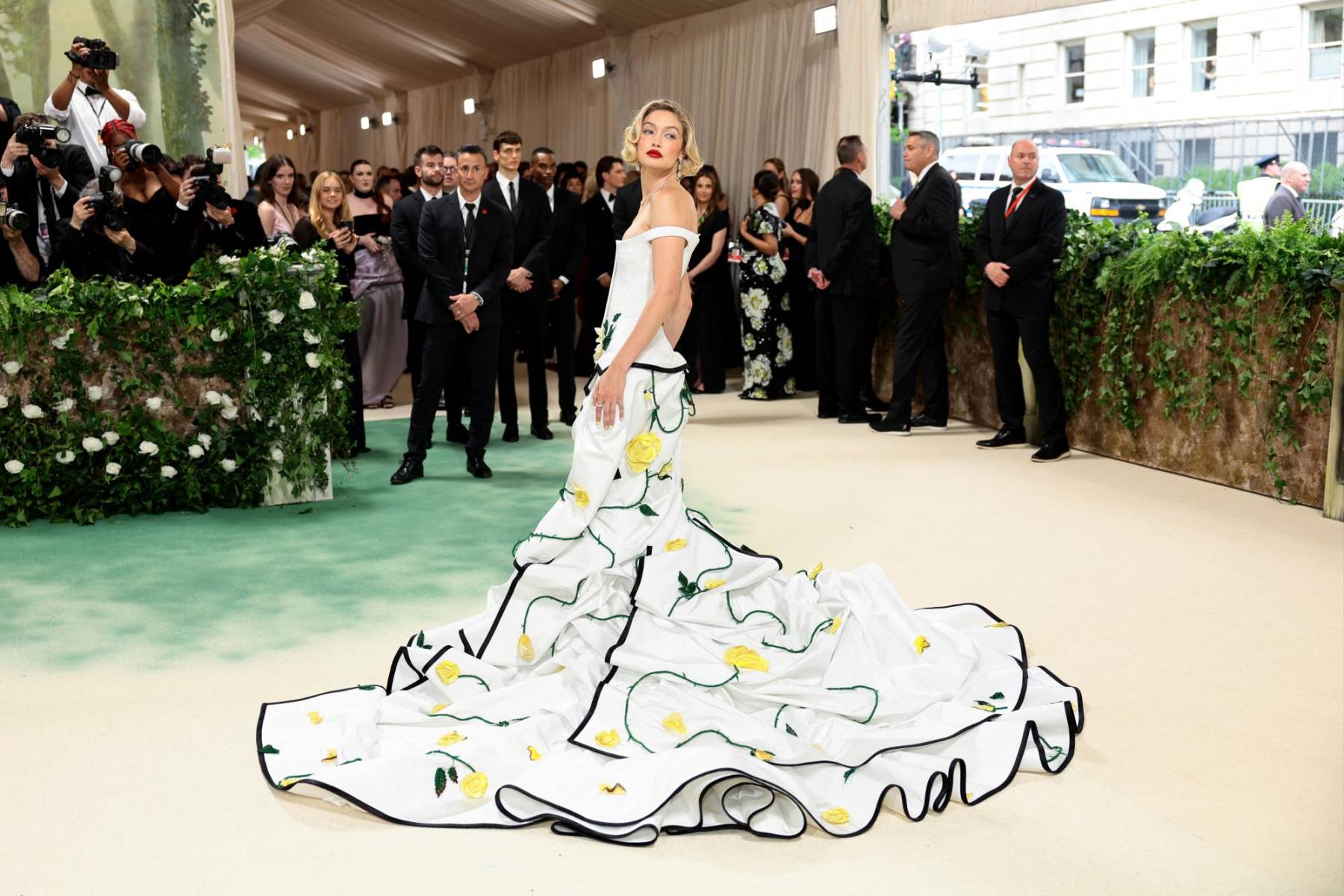 Gigi Hadid lucía espectacular con un diseño de Thom Browne confeccionado por un equipo de 20 artesanos que dedicaron más 5 mil horas para bordar a mano 2.8 millones de microesferas (Photo by Dimitrios Kambouris / GETTY IMAGES NORTH AMERICA / Getty Images via AFP)