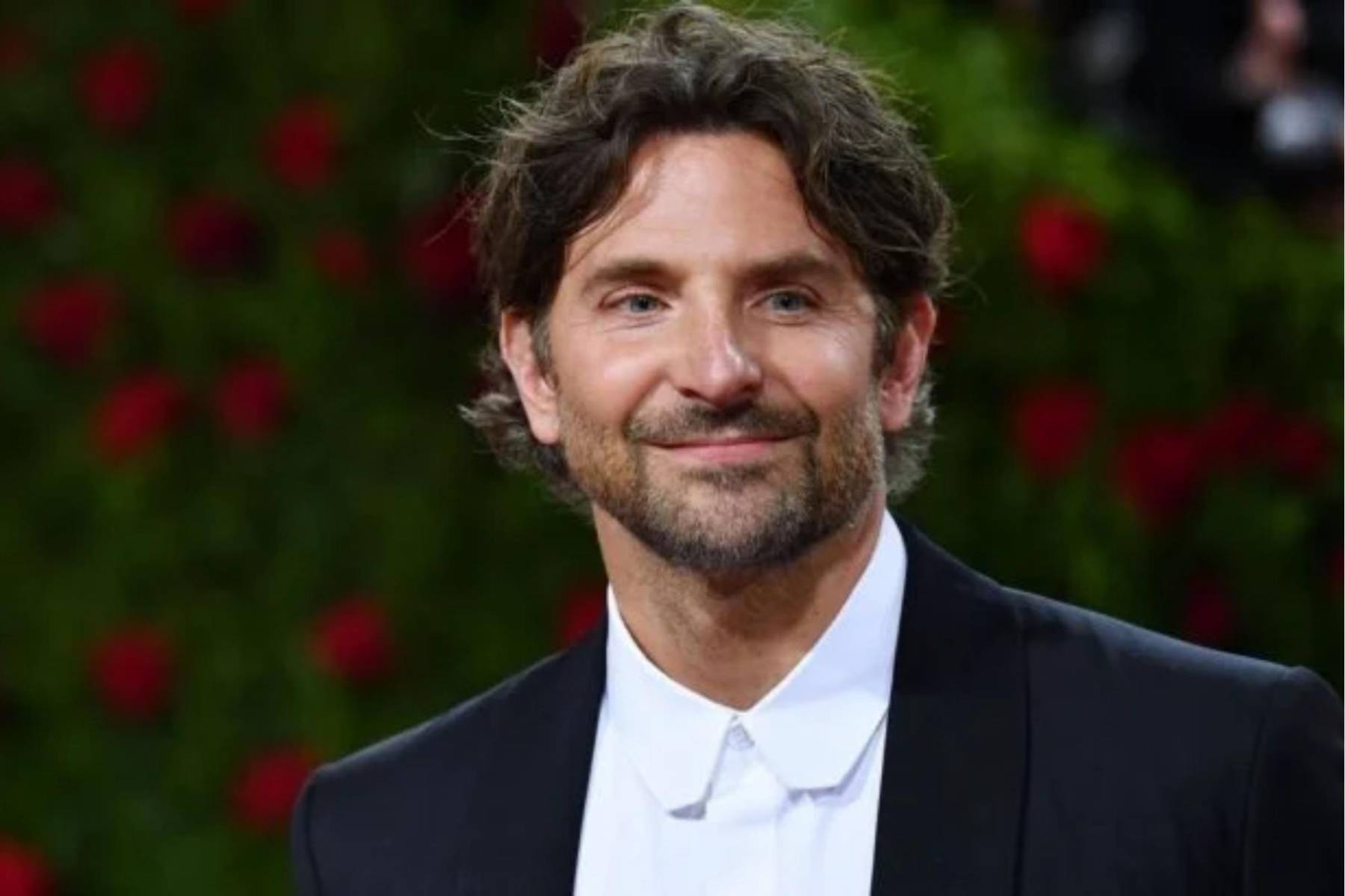 <b>Bradley Cooper</b>El actor tuvo que evacuar su casa en respuesta a las órdenes de las autoridades. Fuentes cercanas indicaron que estaba preocupado por la seguridad de sus vecinos y se ofreció a ayudar con el transporte de mascotas.