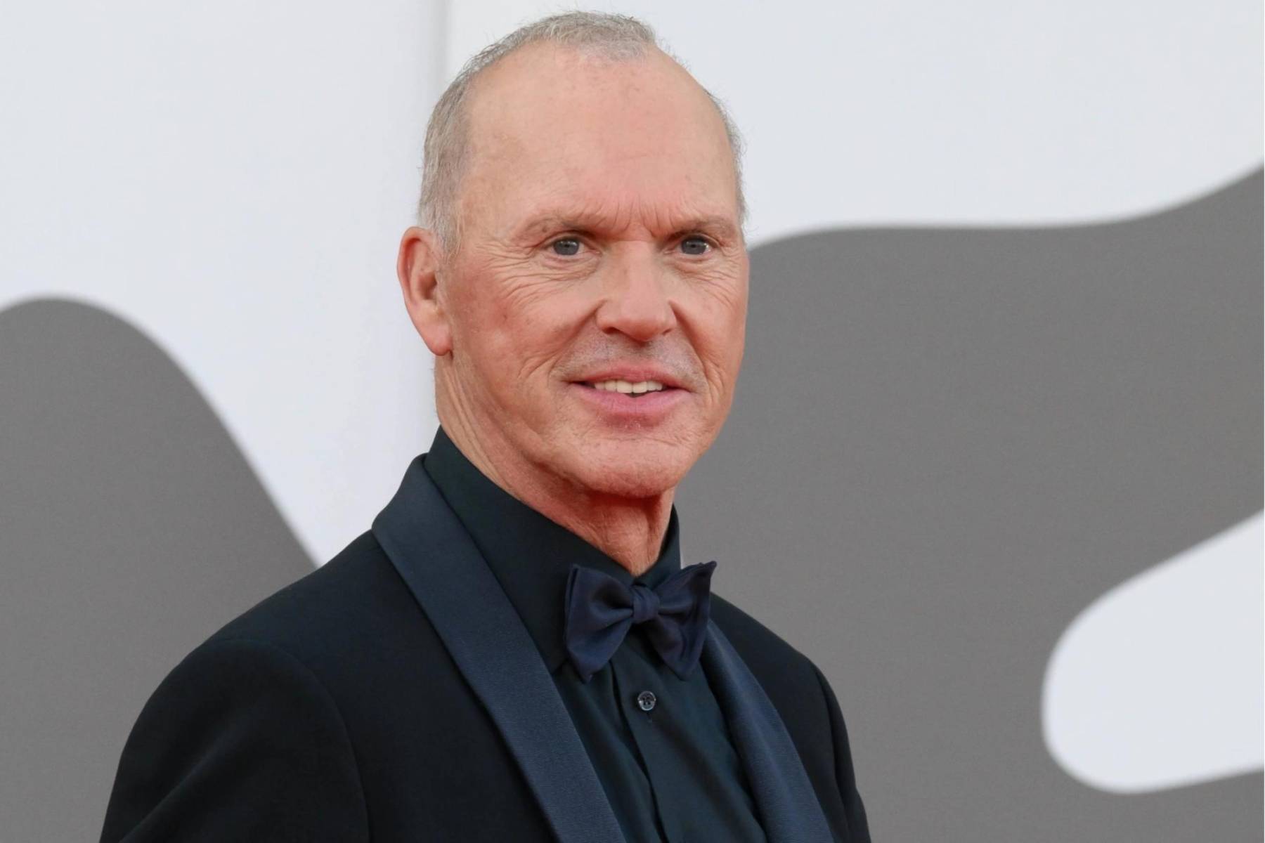 <b>Michael Keaton</b>El actor tuvo que dejar su casa temporalmente. Aunque no compartió detalles en redes, se confirmó que se encontraba seguro en un lugar alternativo. 