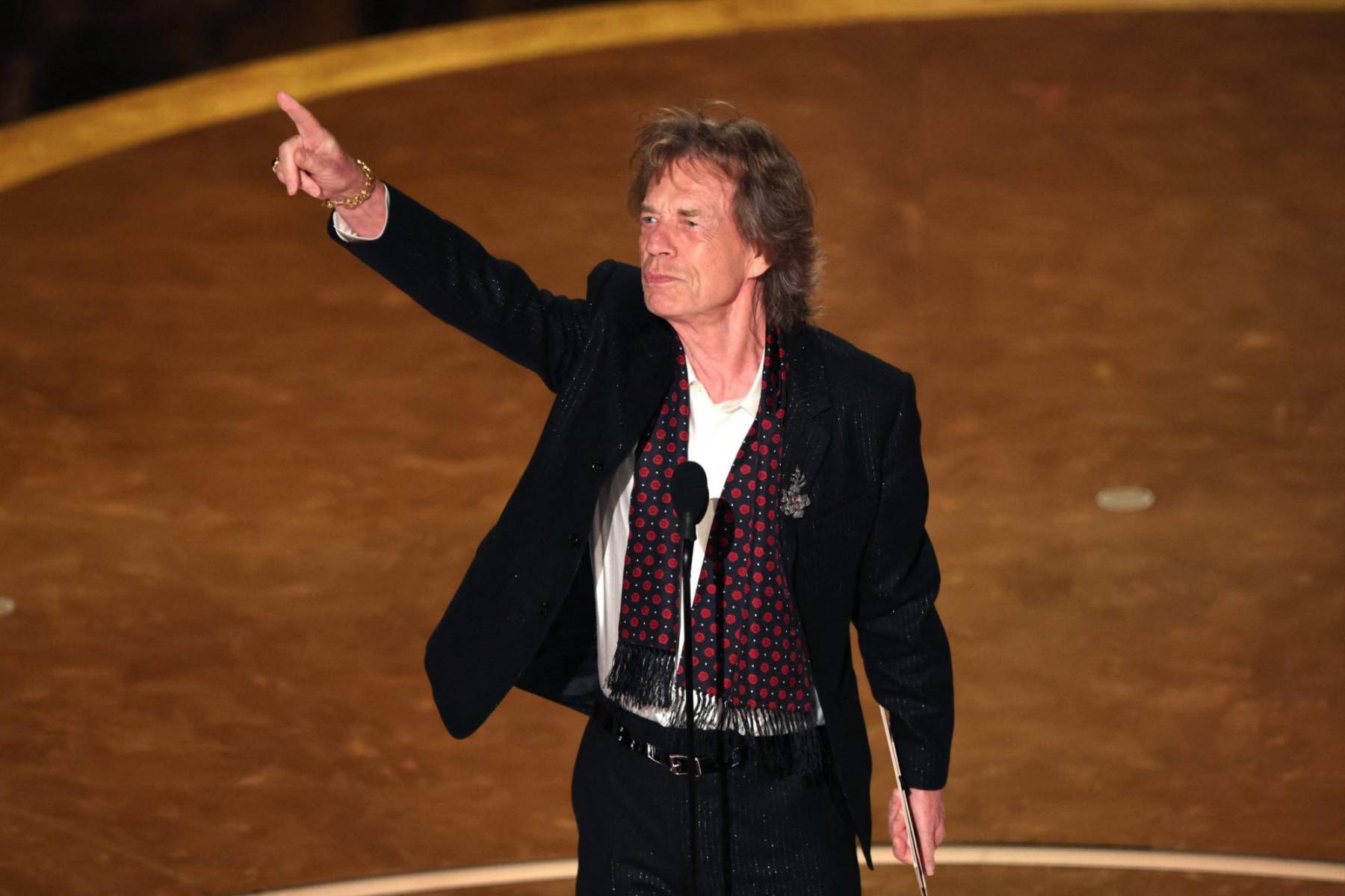 Mick Jagger sube al escenario de la 97.ª edición de los Premios Óscar para presentar el galardón a la Mejor Canción Original.