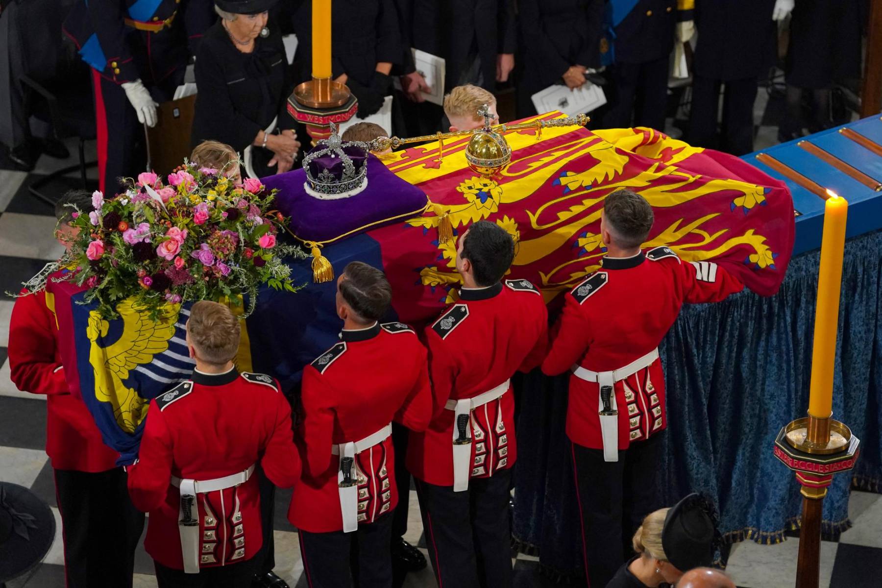 El ataúd fue cubierto con el estandarte real, emblema de la monarquía, que tradicionalmente era izado sobre el palacio de Buckingham cuando la reina se encontraba presente. Además de la corona, se colocaron el cetro y el orbe, acompañados de un globo terráqueo con una cruz, todo ello en representación del mundo cristiano. (Photo by Gareth Fuller / POOL / AFP)